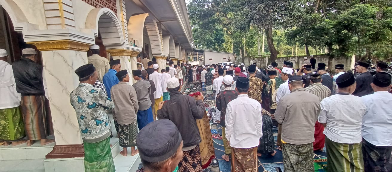 SUDAH LEBARAN: Warga Suger Kidul melaksanakan Salat Id di Masjid Mahfilud Dorur Selasa 9 April 2024. (YULI HARIADI)
