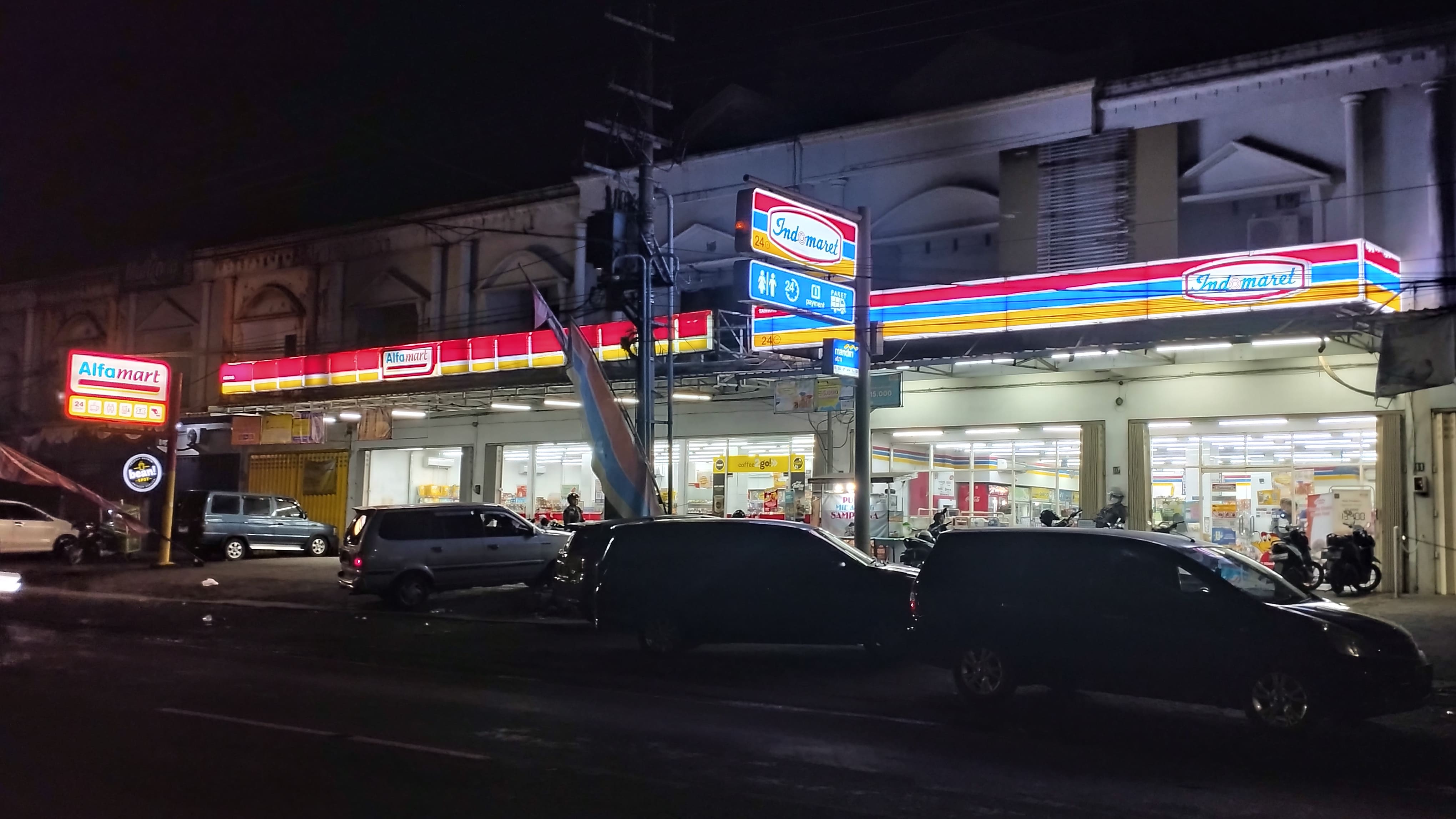 MASIH EKSIS: Toko modern berjejaring kini tersebar hingga di kecamatan dan desa yang ada di Jember. (YULIO/RJ)