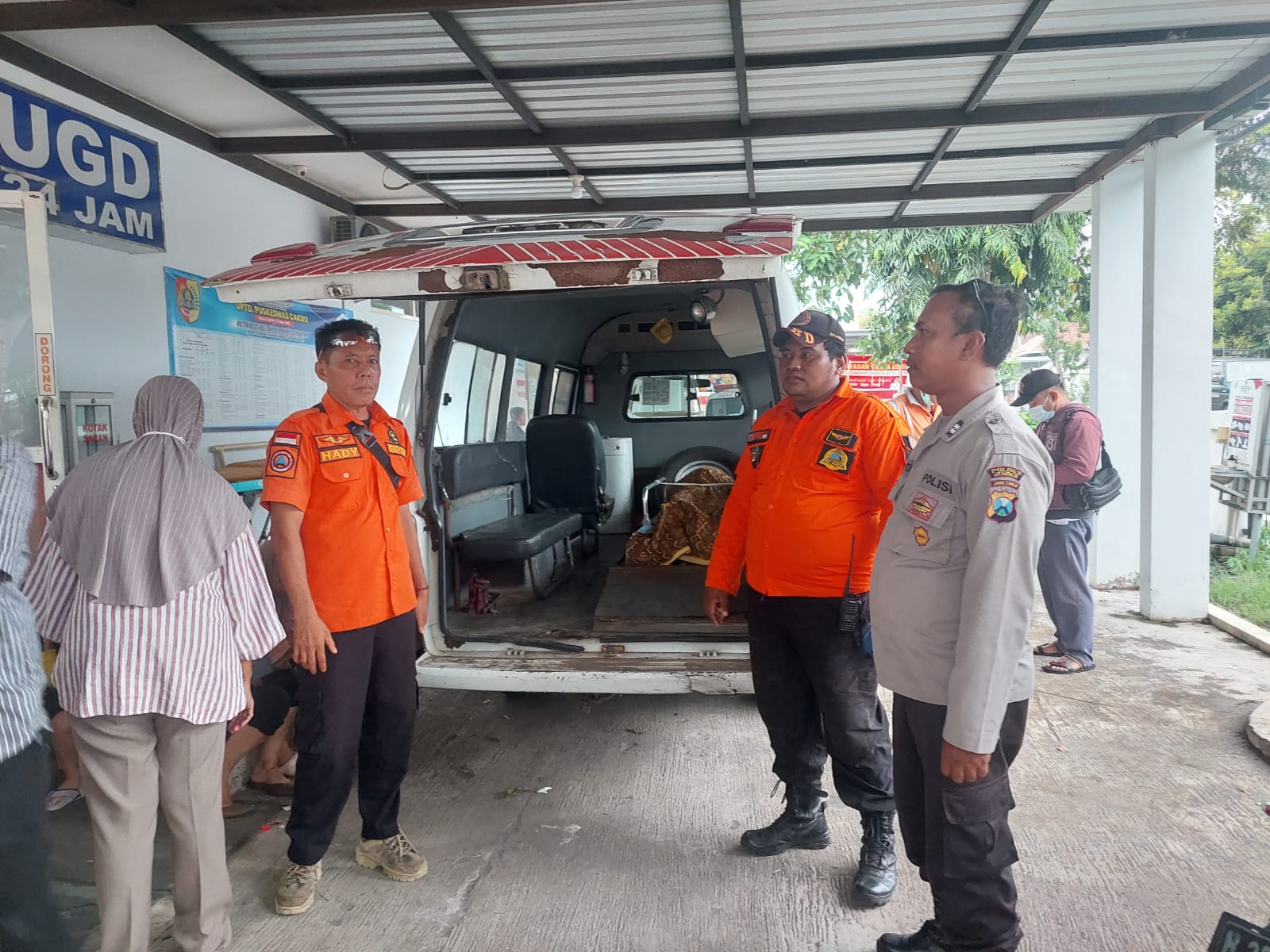 MAKAN KORAN: hari kedua Idul Fitri Pantai paseban, Kecamatan Kencong, Jember memakan korban asal kabupaten Gresik, Jawa Timur. (Polsek untukradarjember)