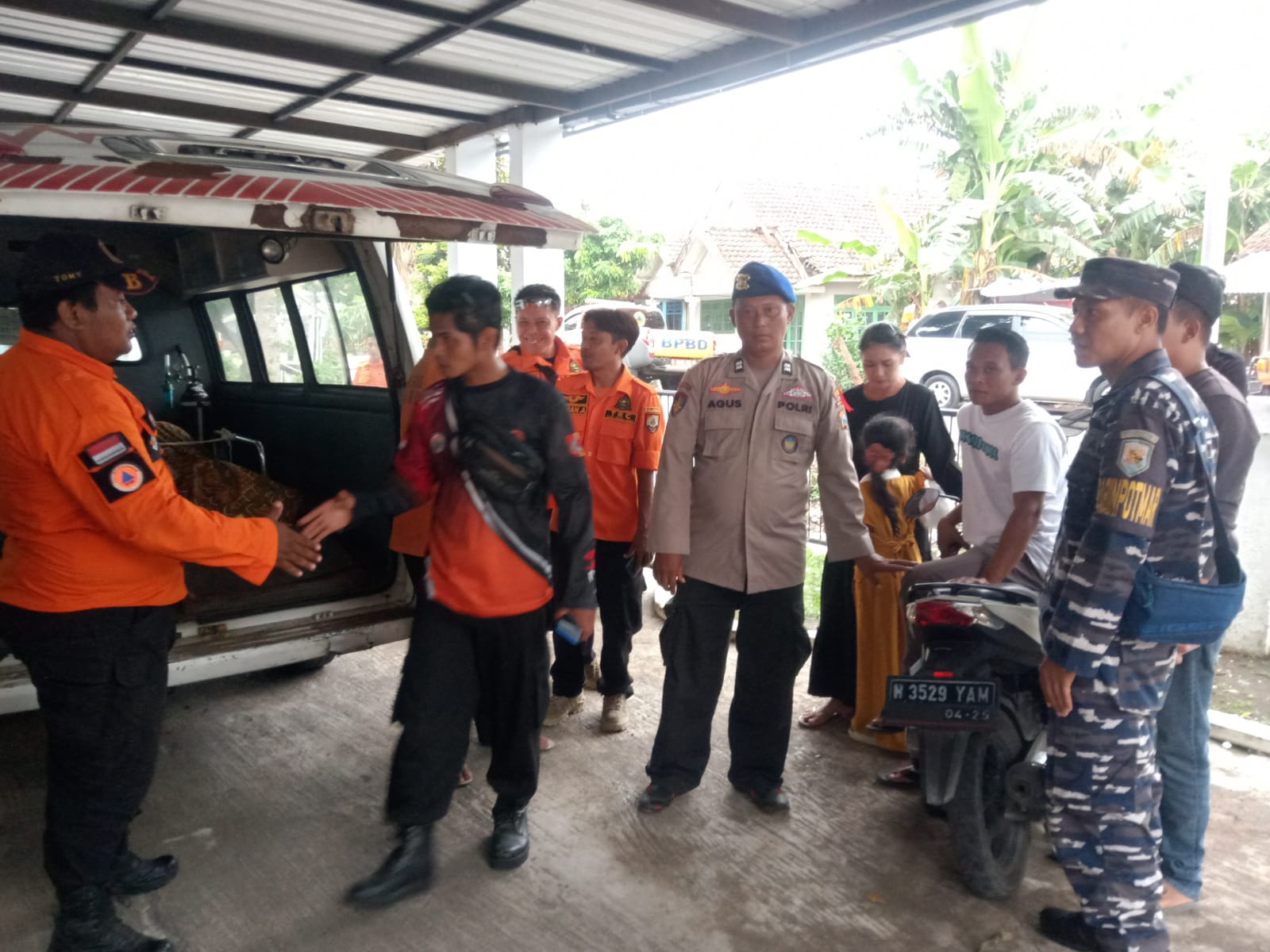 KORBAN KEGANASAN OMBAK: Saat proses evakuasi jasad korban yang sudah dalam kondisi meninggal oleh petugas gabungan dari BPBD Jember, SAR pantai paseban, Satpol Air.&nbsp;