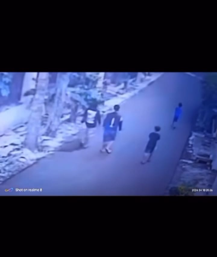 TEREKAM CCTV: Dua orang pemuda sedang berjalan di salah satu komplek perumahan. Keduanya diduga pelaku penganiayaan anjing salah seorang warga yang mudik.