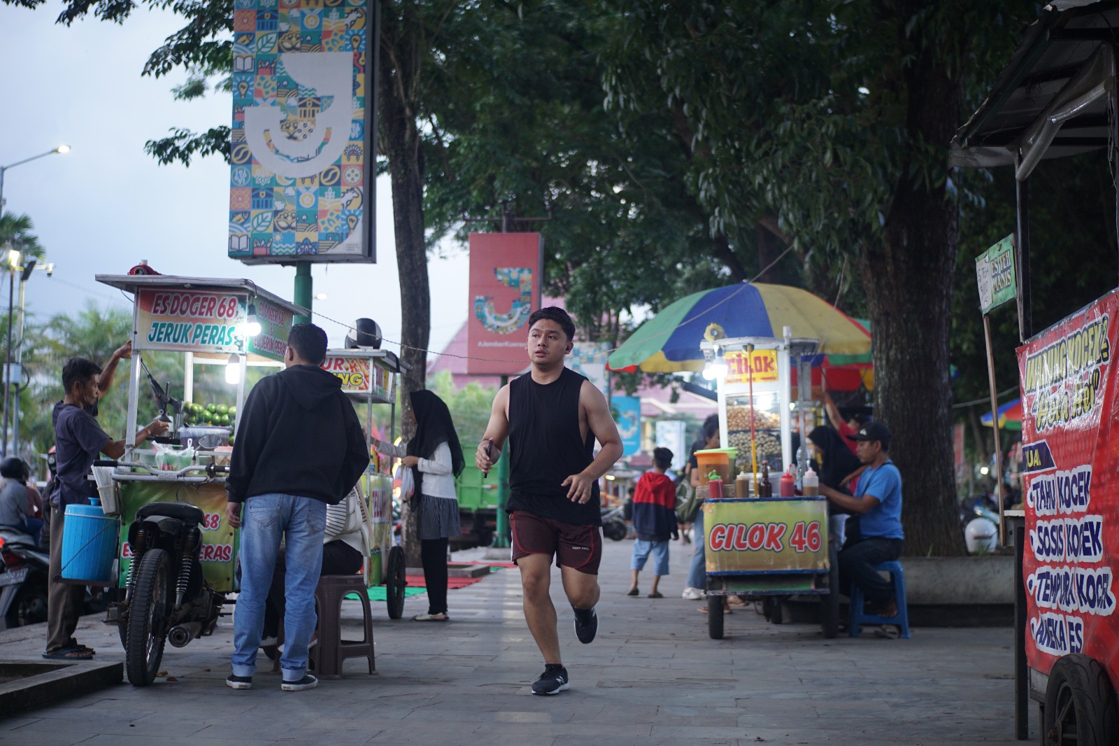 OLAHRAGA: Salah seorang warga Jember saat berolahraga di Alun-alun Jember. Nantinya, alun-alun Jember akan direnovasi tahun ini sesuai rencana.