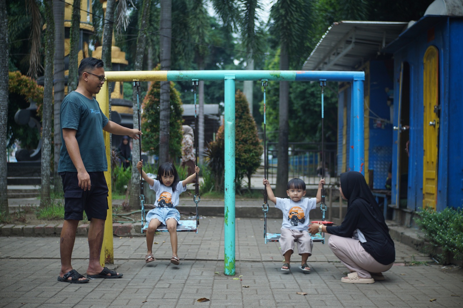 MAIN AYUNAN: Warga Jember ketika memanfaatkan fasilitas bermain anak di Alun-alun Jember. Nantinya Alun-alun ini direncanakan akan direnovasi oleh Pemkab.