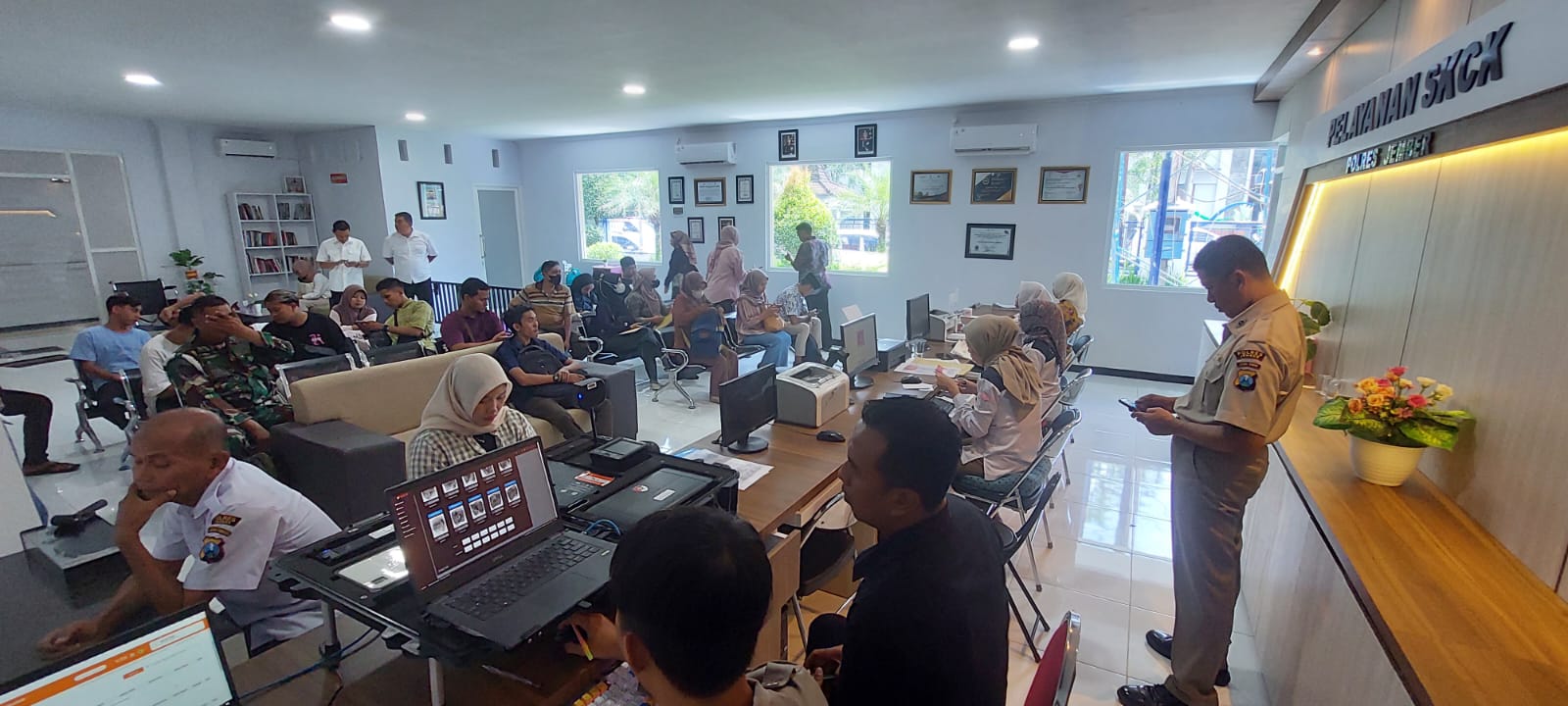 LEBIH CEPAT:  Pemohon saat mengurus Surat Keterangan Catatan Kepolisian (SKCK) digedung baru yang jadi satu dengan Satlantas Polres Jember di Jalan Letjen Panjaitan, Sumbersari, Jember. (Jumai/rj)