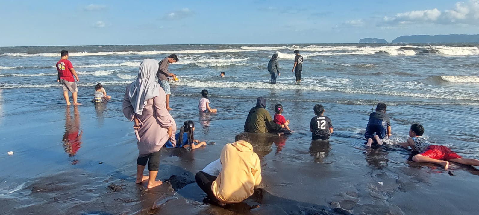 MASIH MANDI: Wisatawan yang berkunjung ke pantai Cemara, Dusun Getem, Desa Mojomulyo, Kecamatan Puger, Jember masih saja tetap mandi bersama pengunjung lainnya. (JUMAI/RJ)