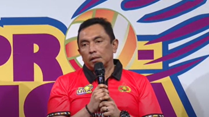 Brijgen Budi Indra, Asisten Manajer Jakarta Popsivo Polwan, saat menyampaikan persiapan mereka dalam konferensi pers Proliga 2024