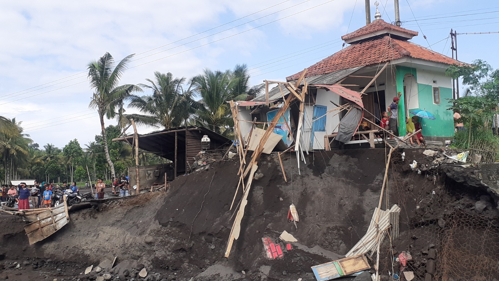 MEMPRIHATINKAN: Penampakan wilayah yang terdampak bencana akibat cuaca ekrim di Lumajang.