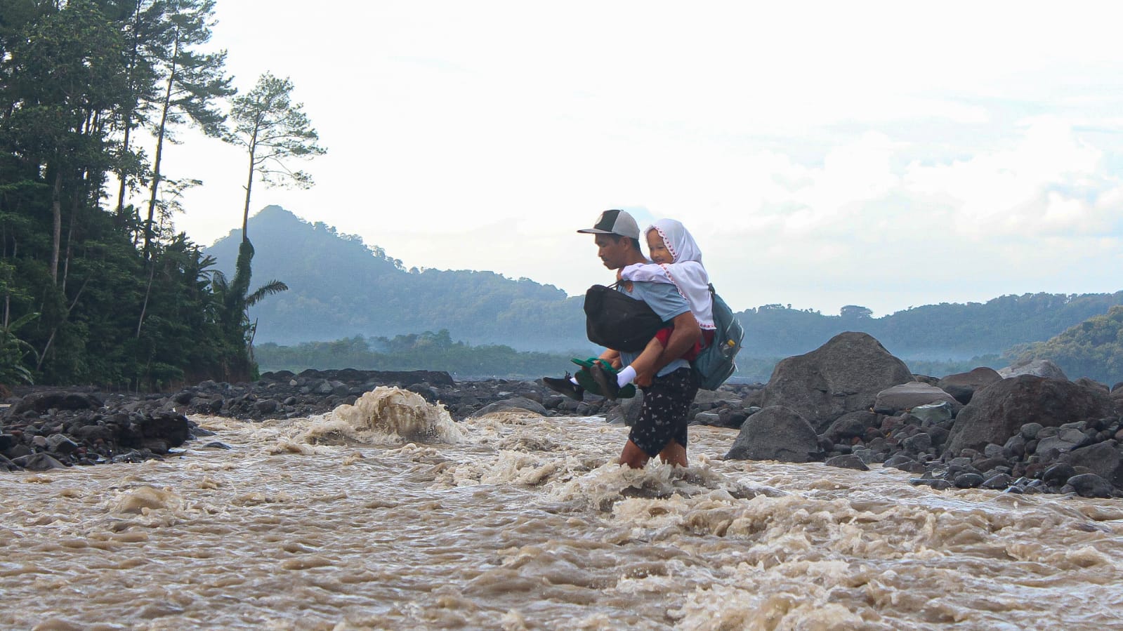 MEMBAHAYAKAN: Sejumlah siswa sekolah dasar yang tinggal di Dusun Sumberlangsep saat diseberangkan untuk berangkat sekolah. (DOK RADAR SEMERU)