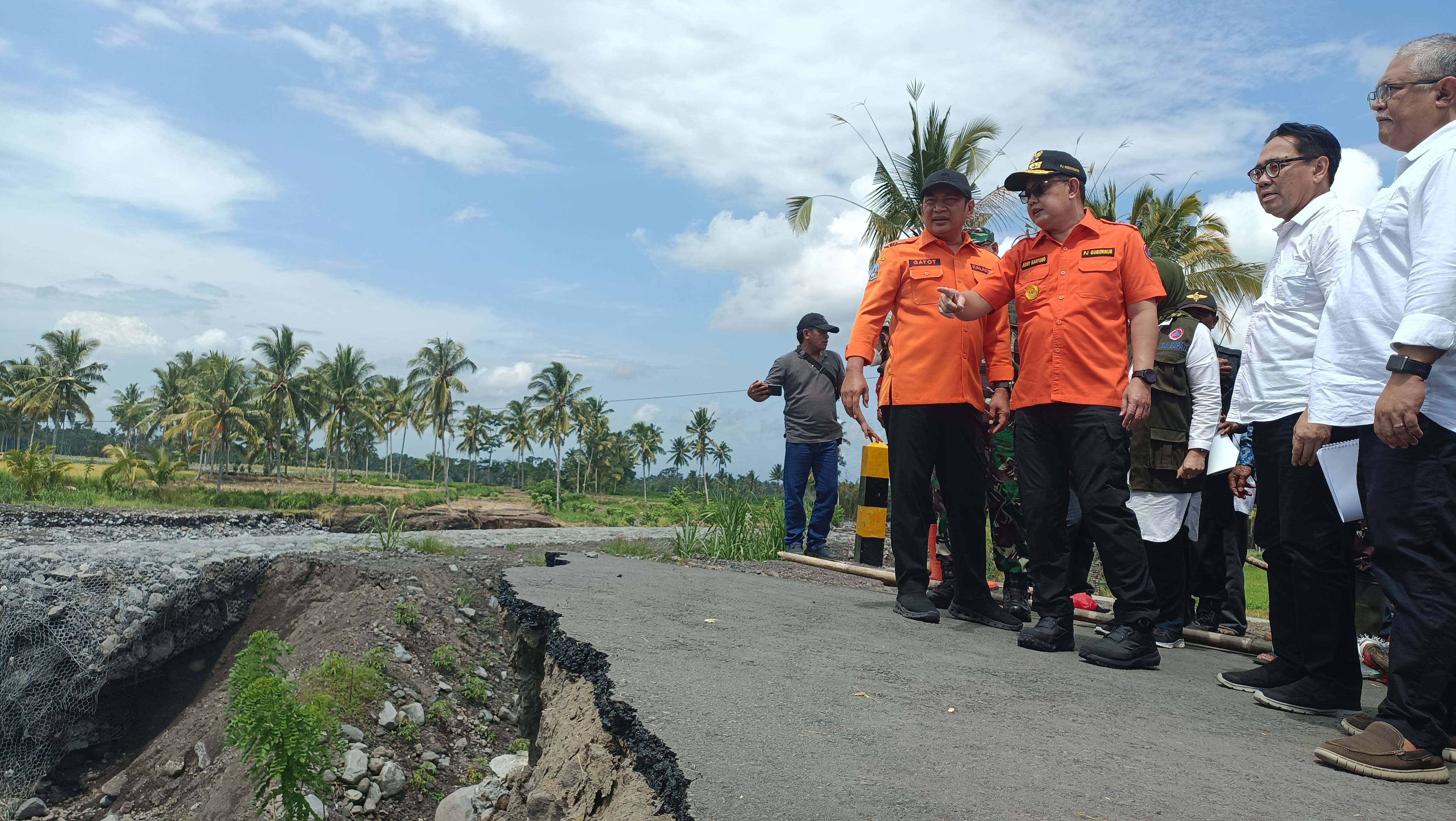 DIKUNJUNGI: Pj Gubernur Jatim ketika memantau Jembatan Kali Mujur II yang putus akibat terdampak banjir lahar di Desa Kloposawit.