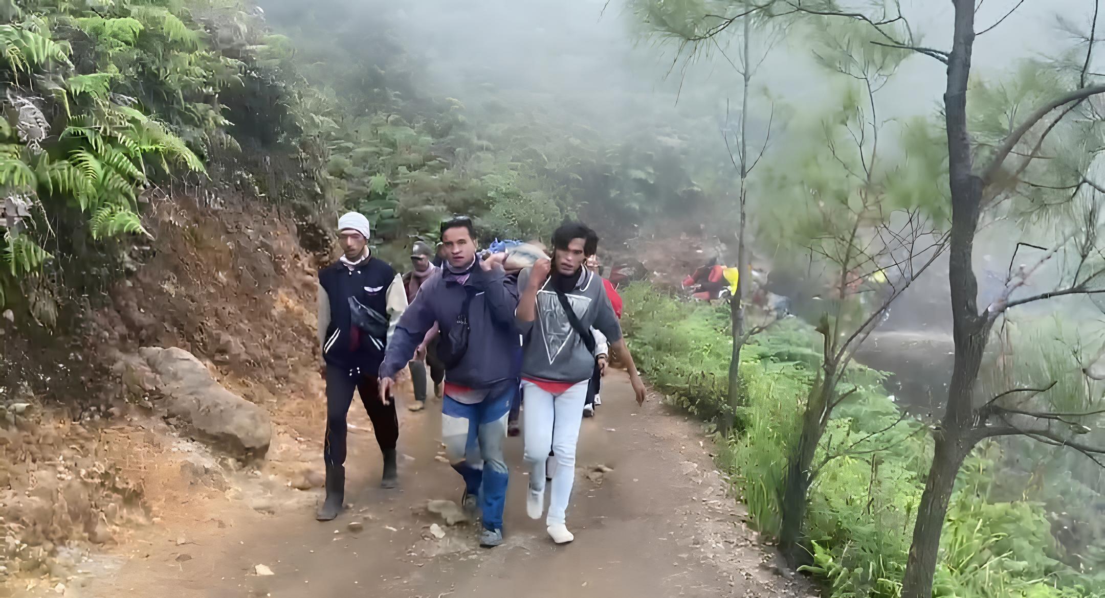 PERINGATAN: Proses evakuasi turis Tiongkok yang jatuh ke Kawah Ijen butuh perjuangan keras karena harus ditandu dengan jalan kaki.