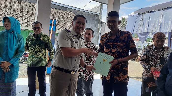 MERESMIKAN: kepala BPN Bondowoso, Zubaidi saat memberikan sertifikat tanah secara wimbolis kepada warga, kemarin (22/4)
