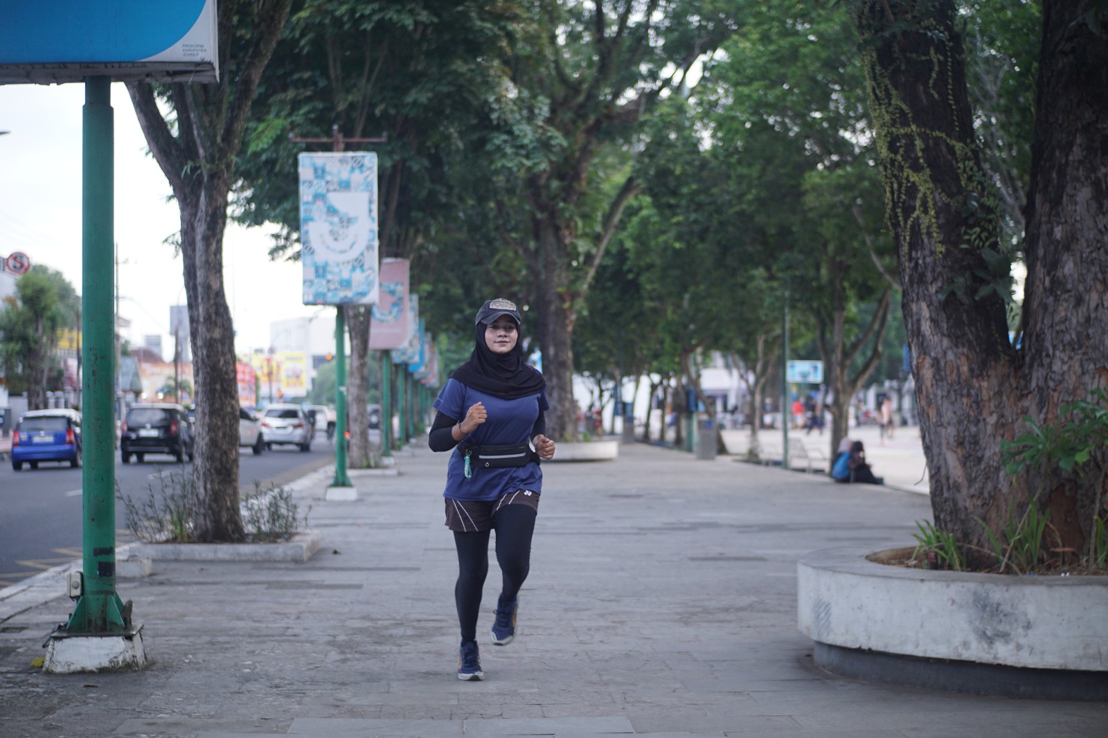 PERLU DIPERHATIKAN: Salah seorang warga berolahraga dengan berlari mengelilingi area alun-alun Jember beberapa waktu lalu. (YULIO FA/RADAR JEMBER)