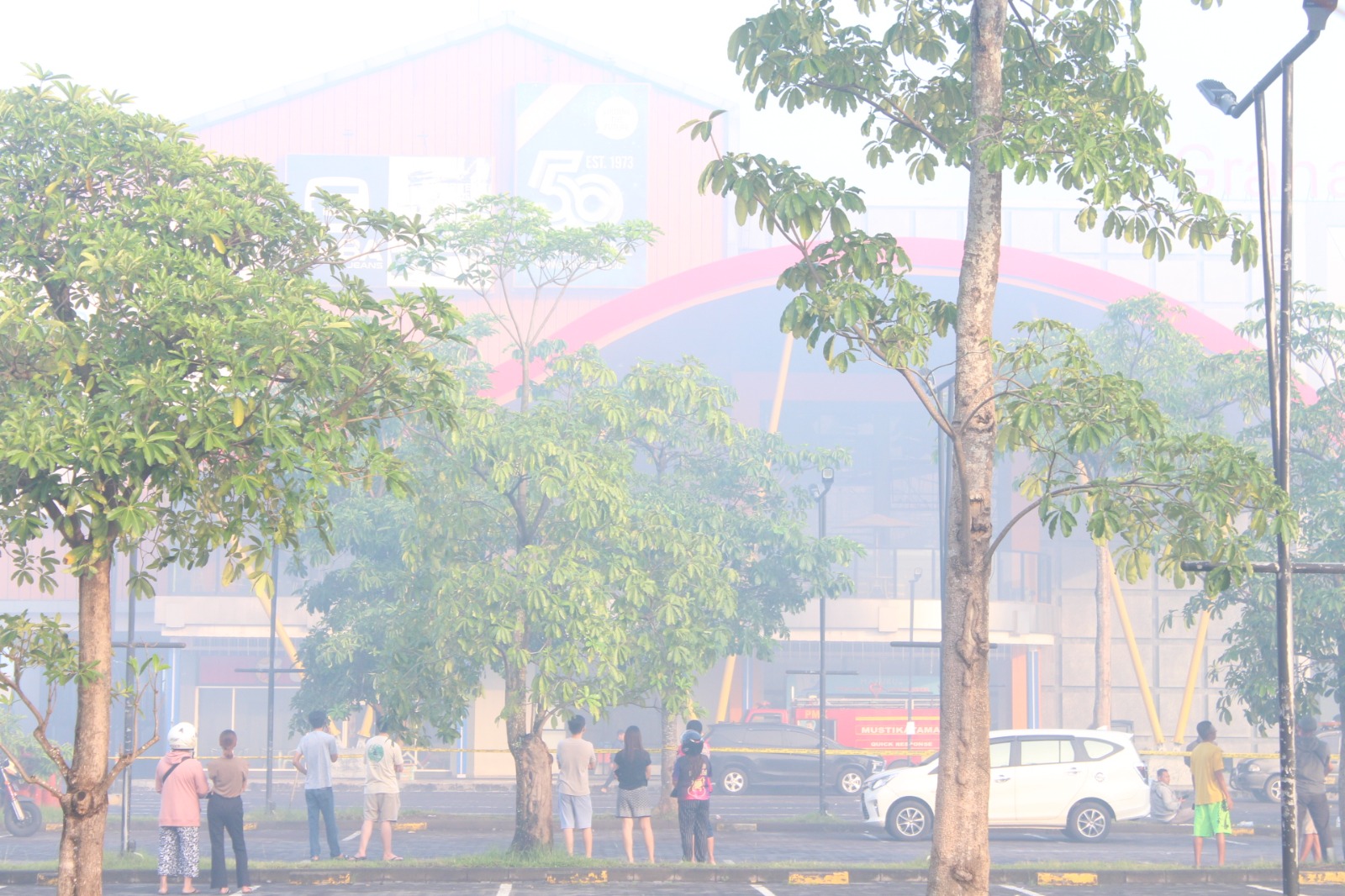 TKP: Asap masih terlihat membumbung di lokasi kejadian, petugas masih melakukan upaya pemadaman. (MUHAMMAD HASBI/RADAR SEMERU )