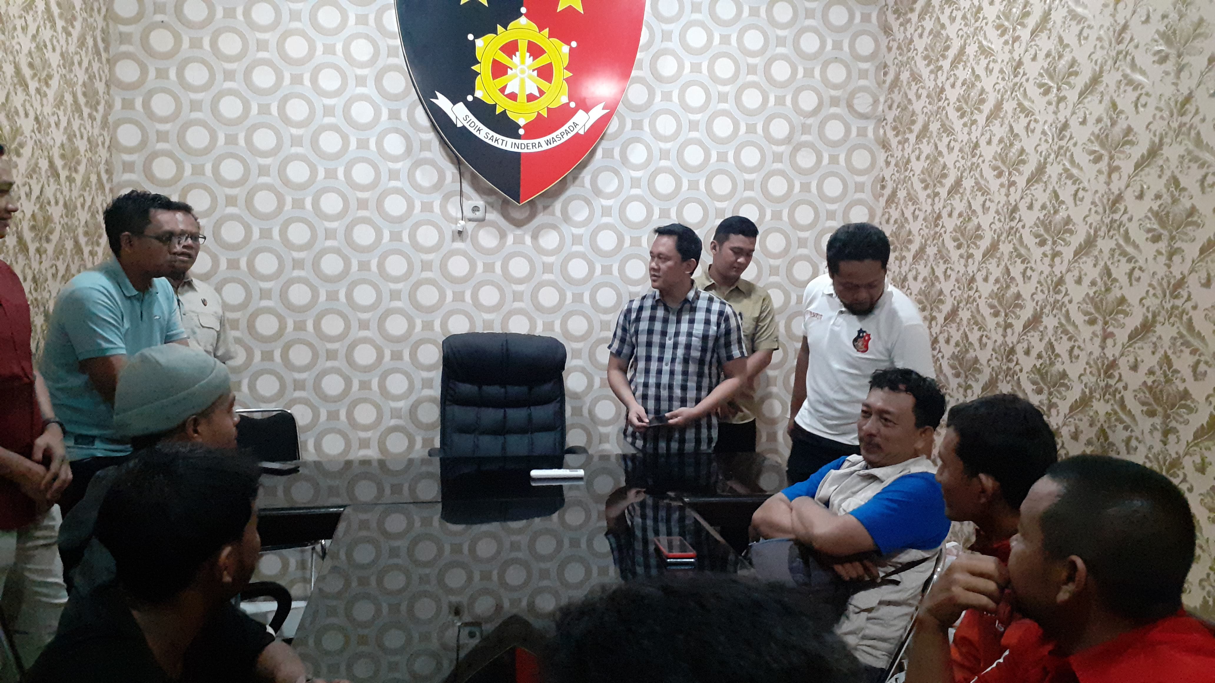 MEDIASI: Kedua belah pihak (wartawan dan pihak mall) saat dimediasi oleh petugas kepolisian.