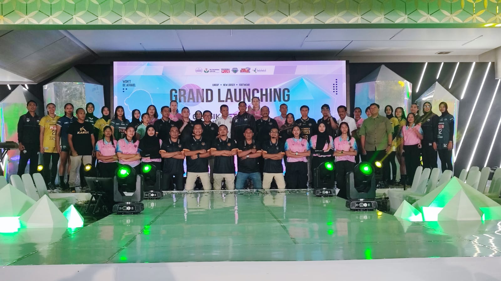SUDAH LAUNCHING: Skuad Gresik Petrokimia Pupuk Indonesia ketika launching tim beberapa waktu lalu untuk Proliga 2024. (Rizka Perdana for RJ)