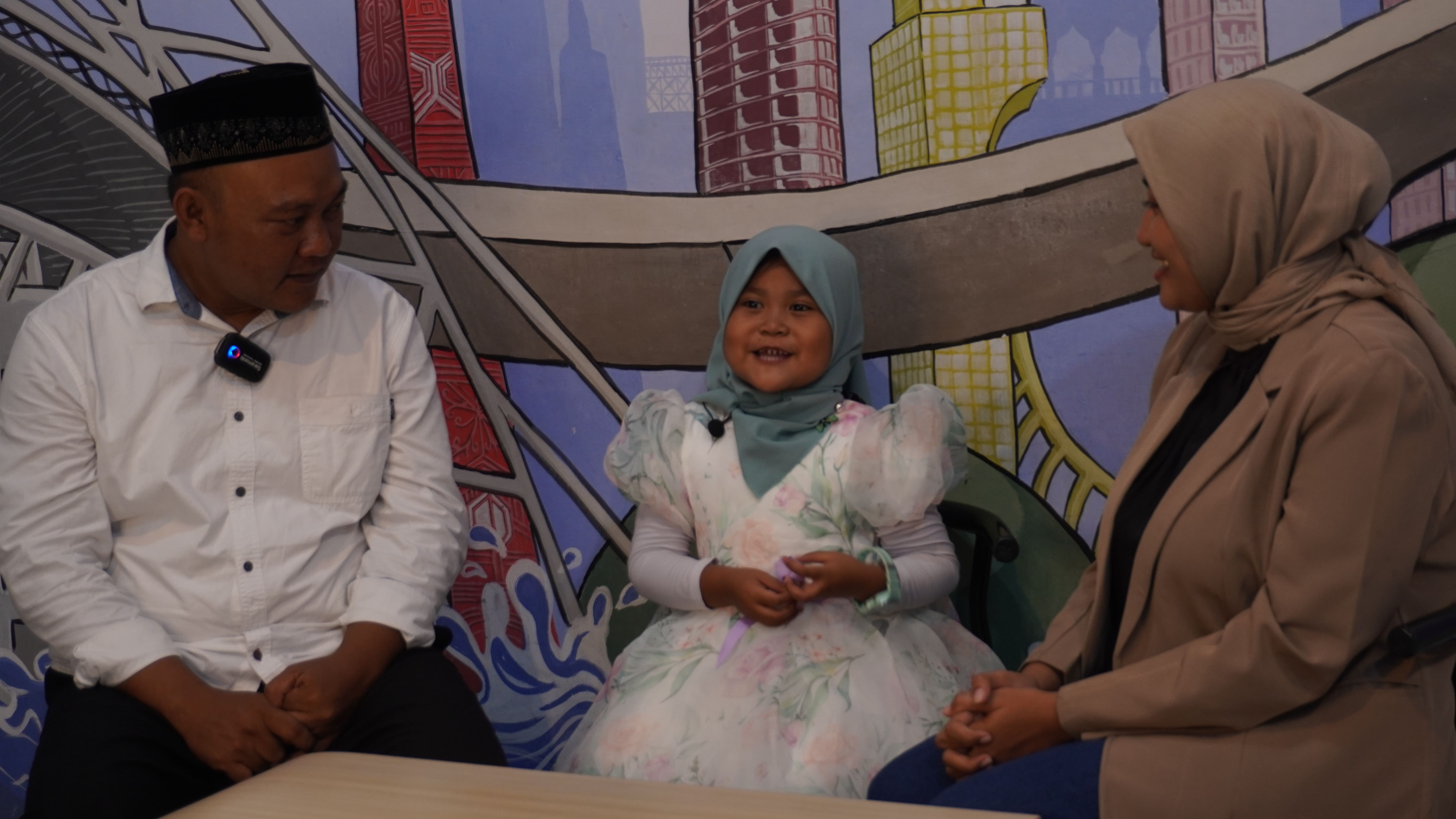 MENGGEMASKAN: Inggrid El Ghaniyyah (kanan), konten kreator cilik Jember, bersama ayahnya, Ahmad Humaidy, menghadiri undangan Jawa Pos Radar Jember.