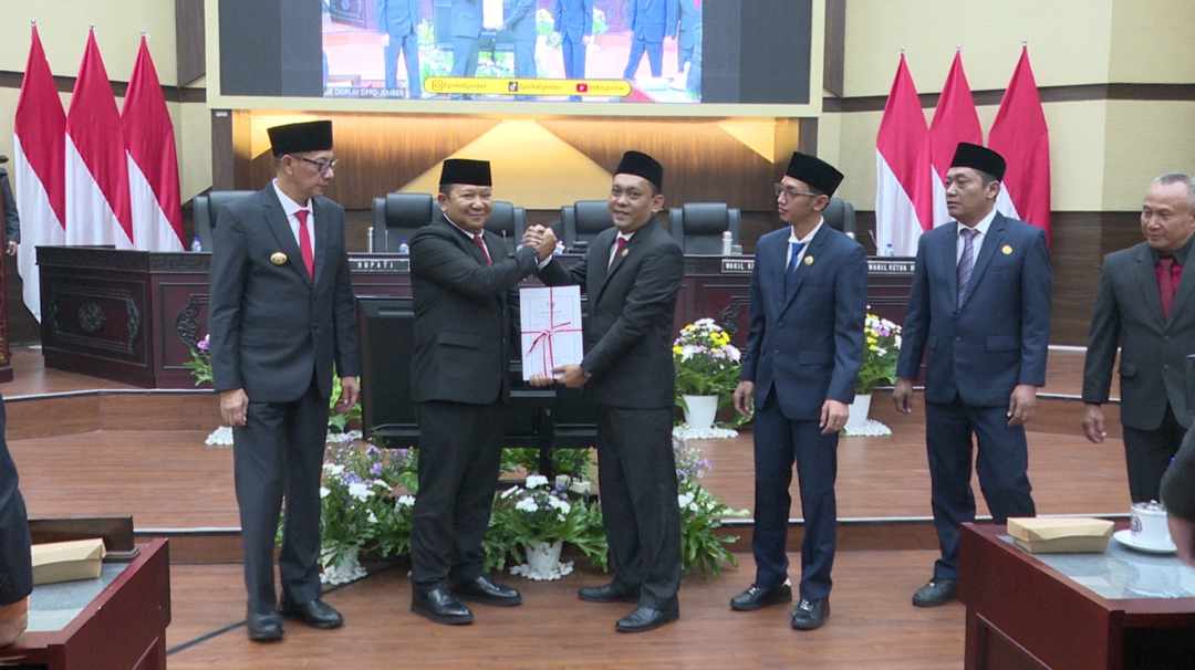 RAPAT PARIPURNA: Bupati Jember Hendy Siswanto menerima rekomendasi LKPJ Tahun 2023 di DPRD Jember, Kamis (25/4).