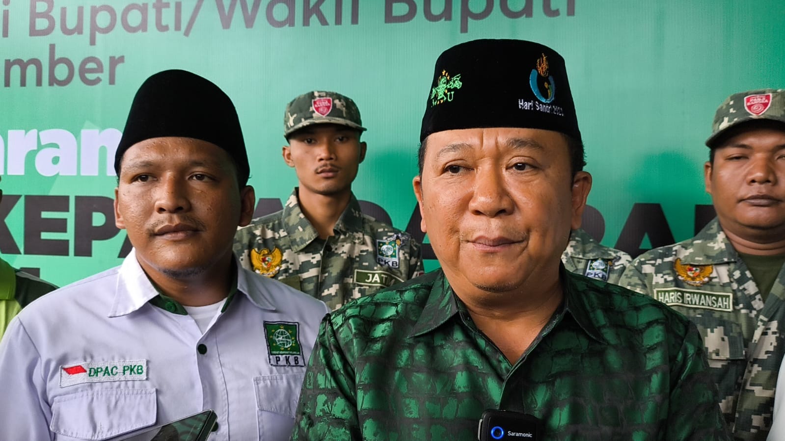 GALANG REKOMENDASI: Bupati Hendy foto bersama usai mengambil formulir pendaftaran sebagai Bacabup PKB kemarin (24/4).