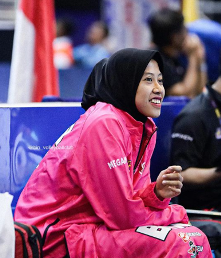 Megawati Hangestri Pertiwi saat duduk di bench pemain dalam laga perdana Jakarta BIN Proliga 2024. (DOK INSTAGRAM JAKARTA BIN)