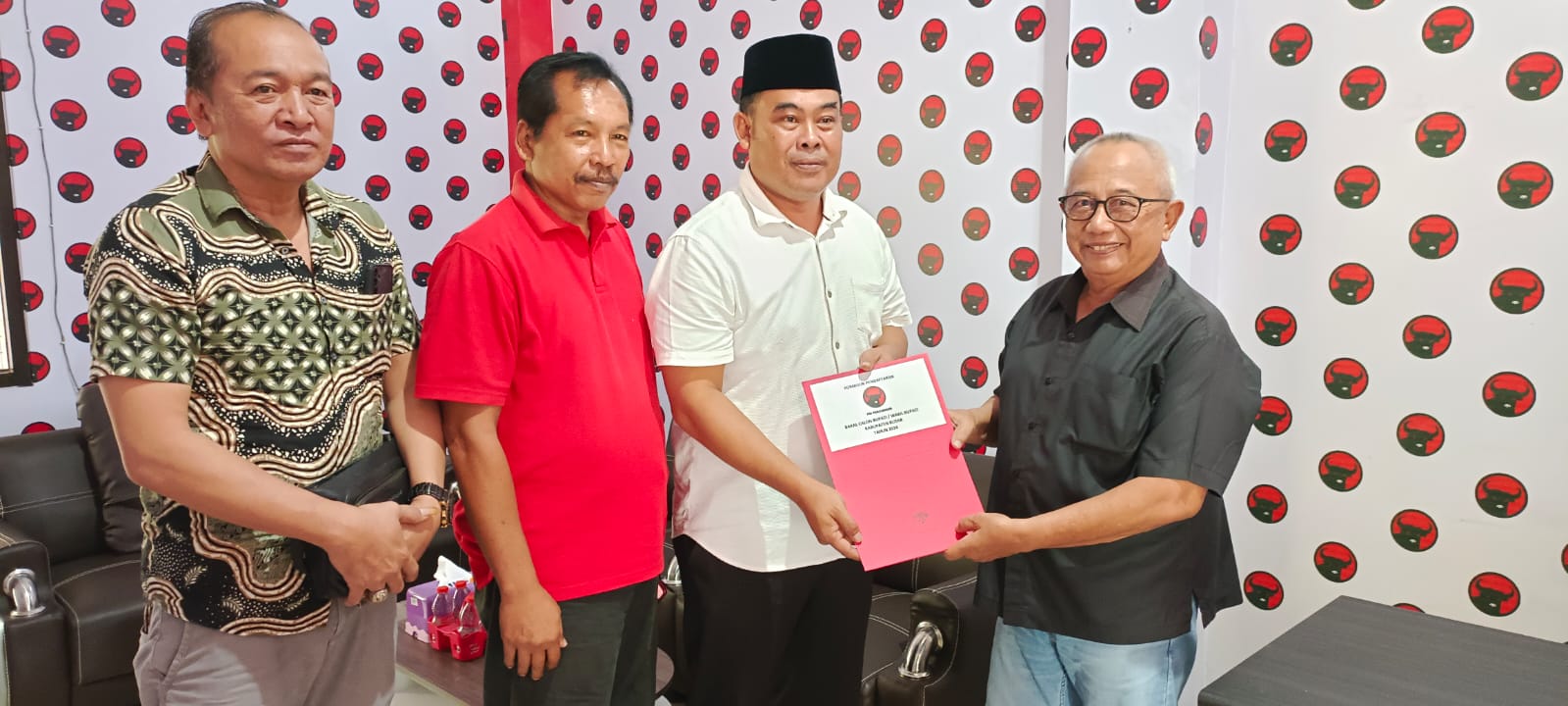 A Haris Son Haji (mantan wabup bondowoso),Baju Putih