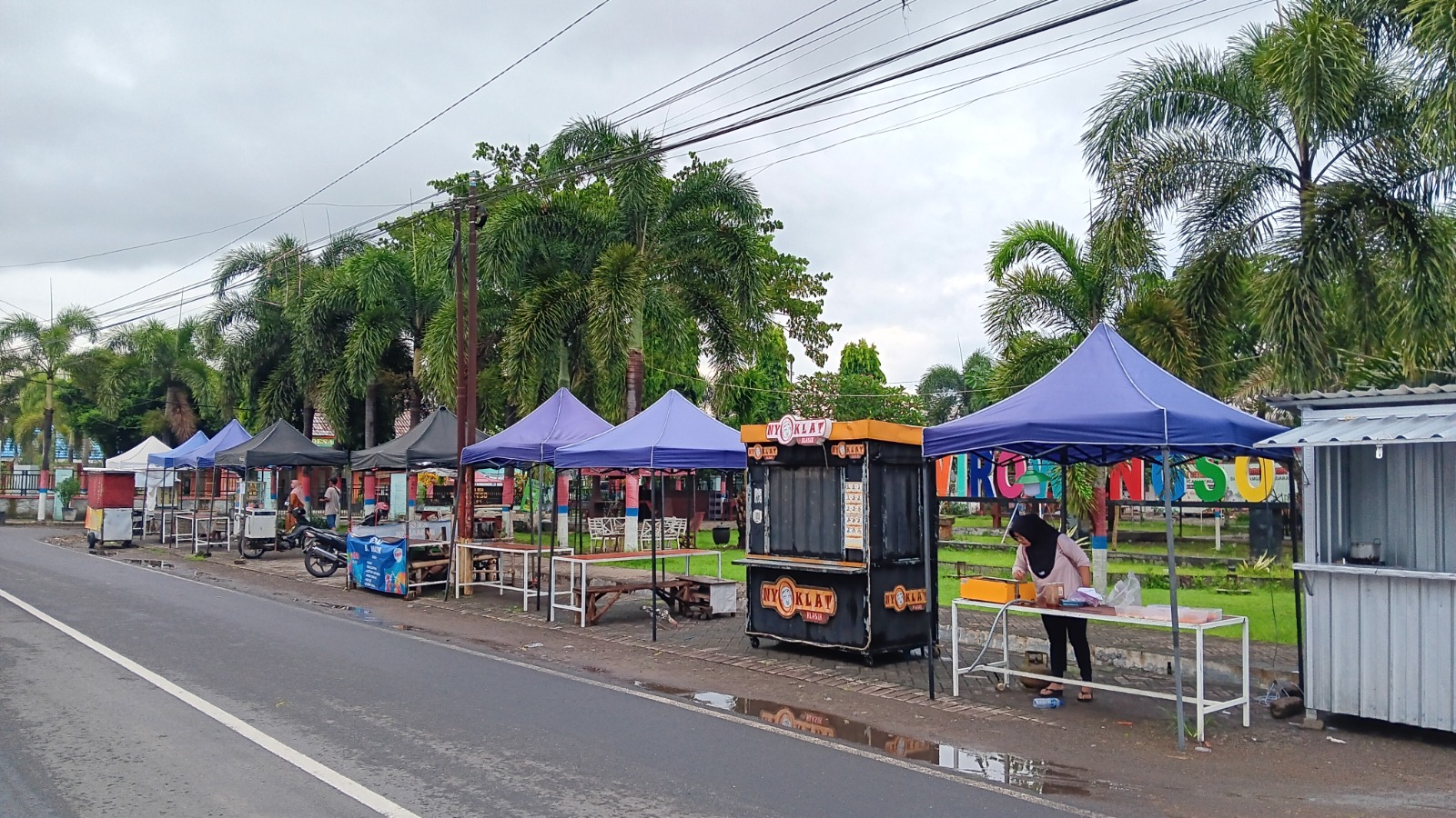 TINGKATKAN EKONOMI: UMKM Desa Wirowongso mulai tertata rapi karena difasilitasi tenda. (M ADHI SURYA/RADAR JEMBER)