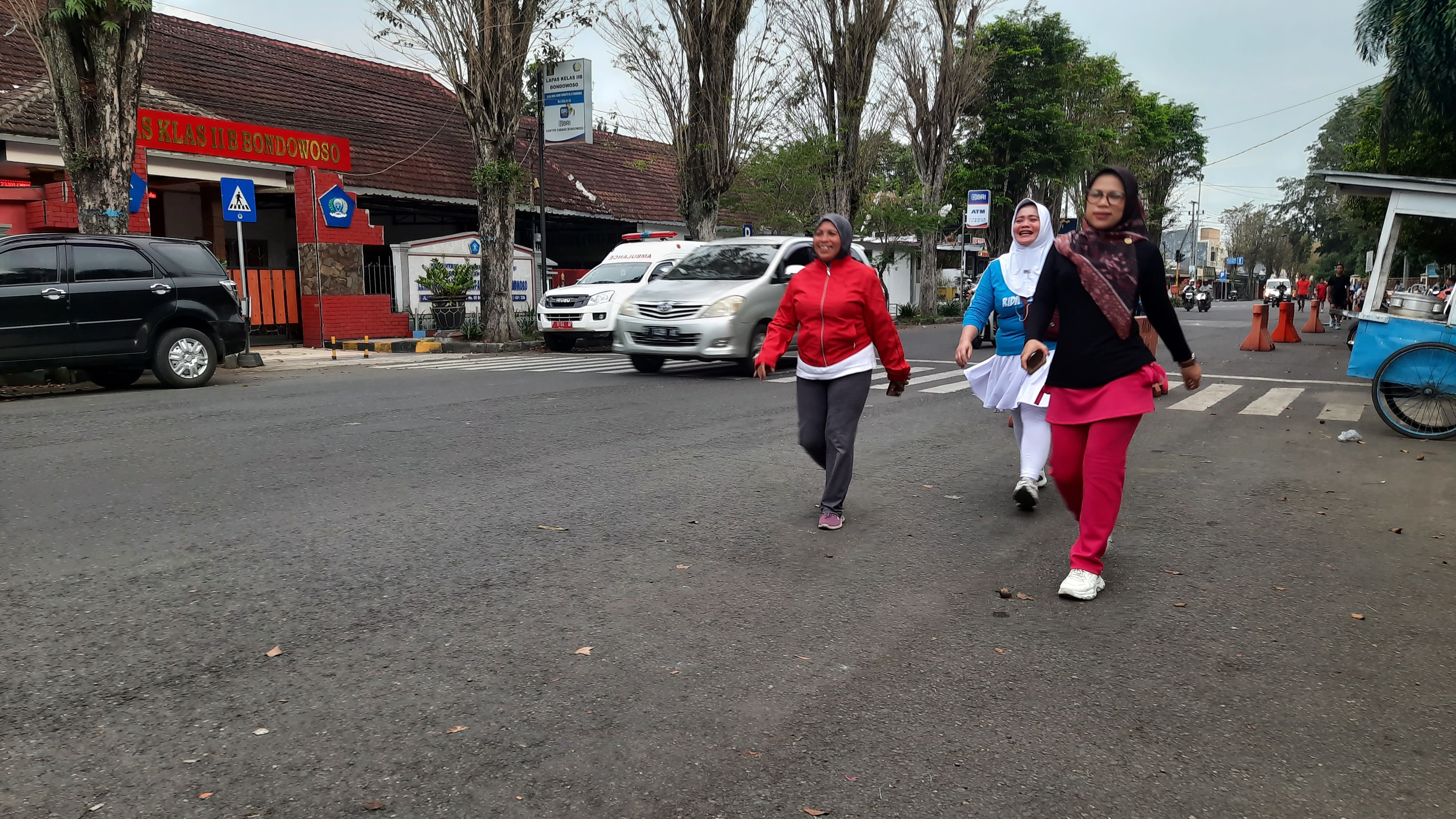 SELINGI BERJALAN: Seorang warga perkotaan Bondowoso menyelingi olahraga larinya dengan berjalan kaki untuk mengurangi lelah.