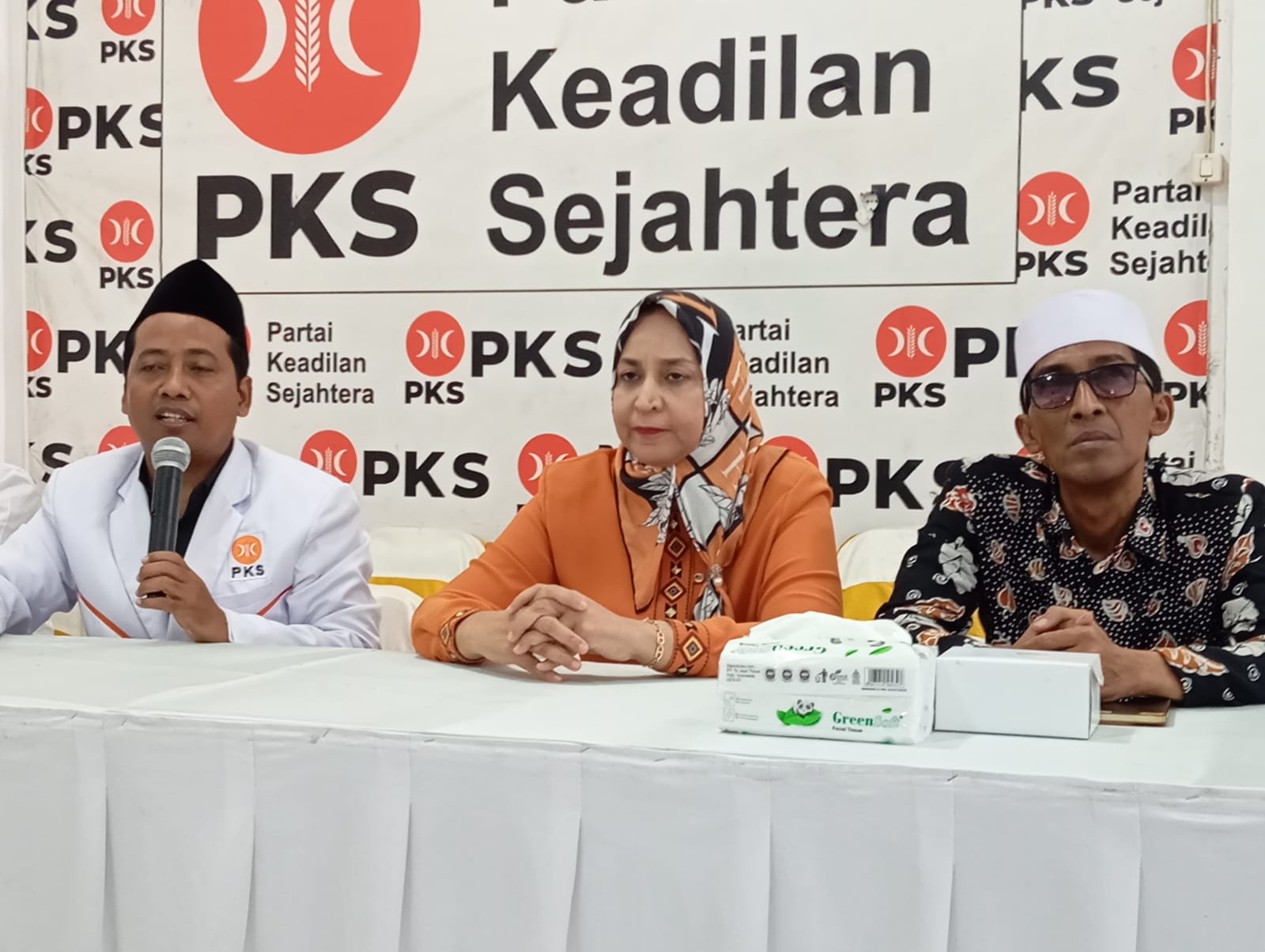 JUMPA PERS: Mantan bupati Jember, Faida, memberikan keterangan pers terkait Pilkada Jember 2024, setelah mendatangi Kantor DPD PKS Jember, Sabtu (27/4).(MAULANA/RADAR JEMBER)