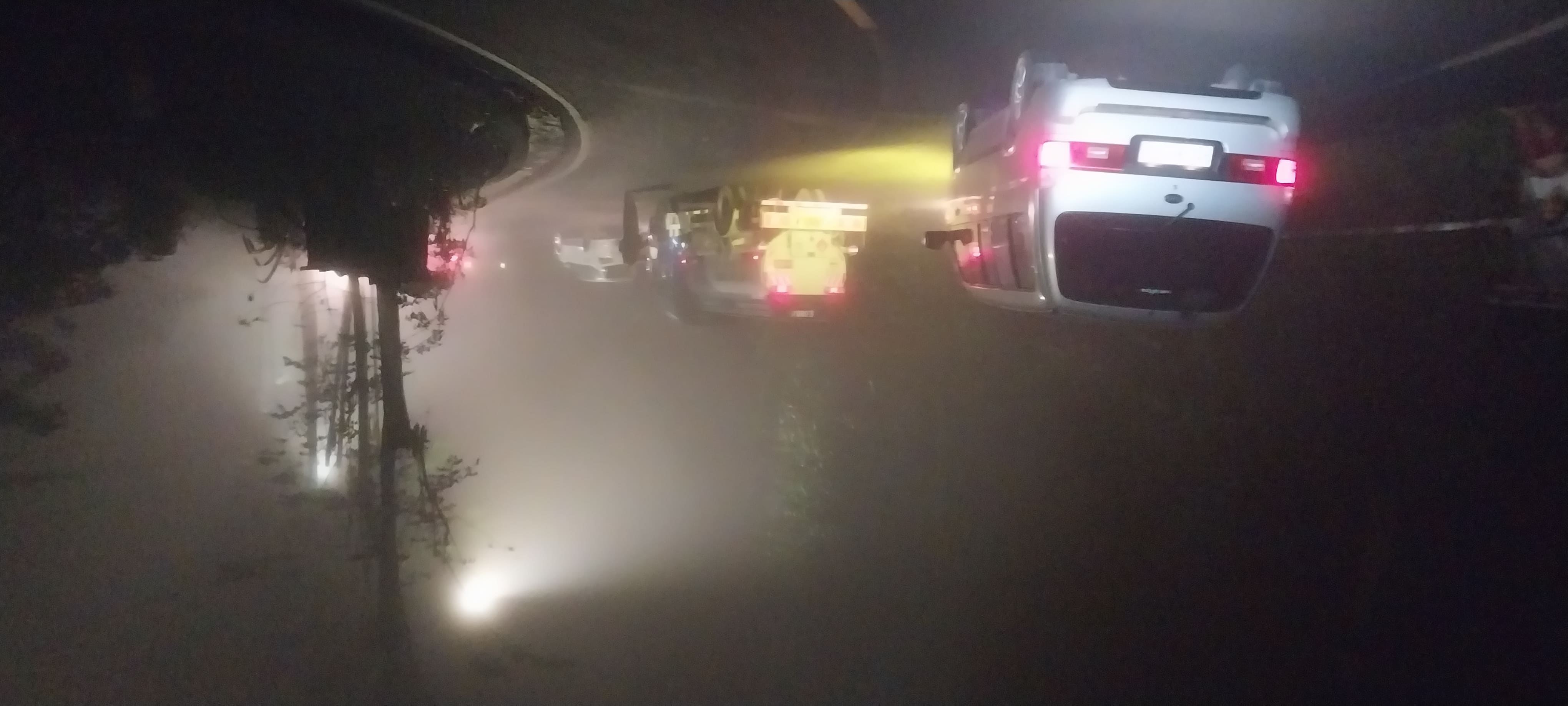 JUMAI/ RADAR JEMBER PERHATIKAN JARAK: Pengendara yang melintas di Jalur Gumitir diimbau untuk hati-hati, karena kondisi jalan sering berkabut pada malam hari.