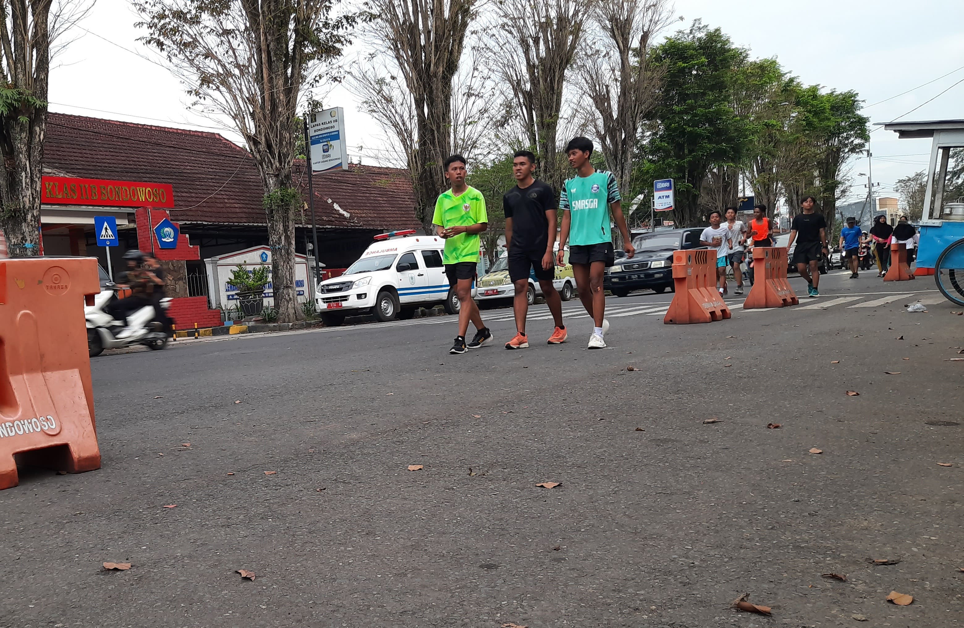 SEMANGAT: Beberapa pemuda saat olahraga jalan kaki mengelilingi Alun-alun Bondowoso.