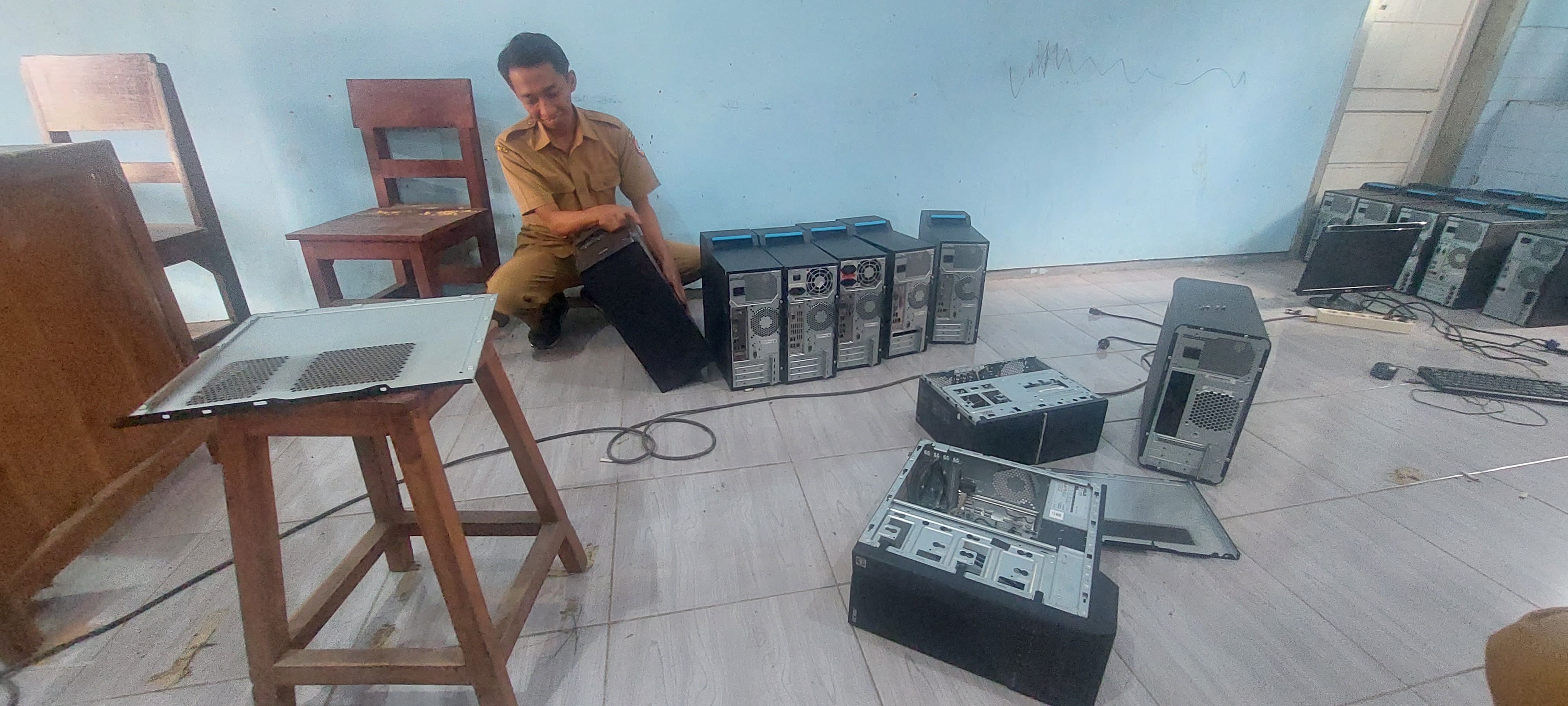 KEBOBOLAN: Puluhan CPU di ruang Lab SMPN 1 Mumbulsari dicuri bagian hard disk dan mainboard-nya oleh tenaga IT yang juga staf administrasi setempat.