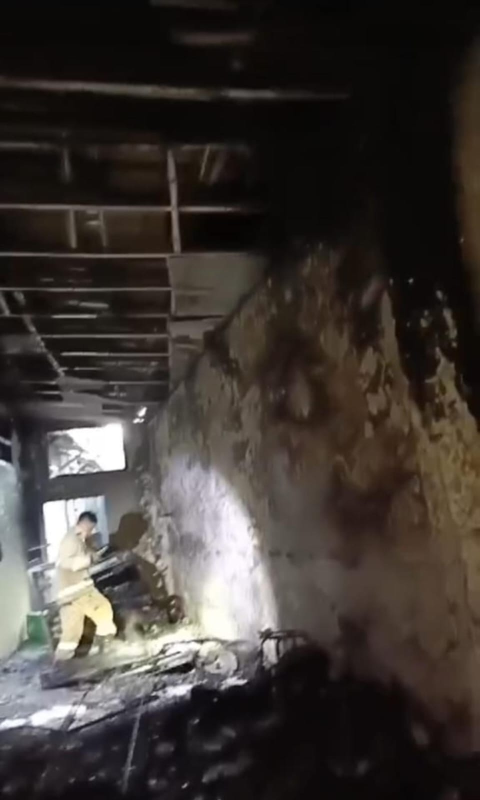 TAK SAMPAI MELUAS: Petugas memadamkan kebakaran di kanton SMPN 2 Jember.