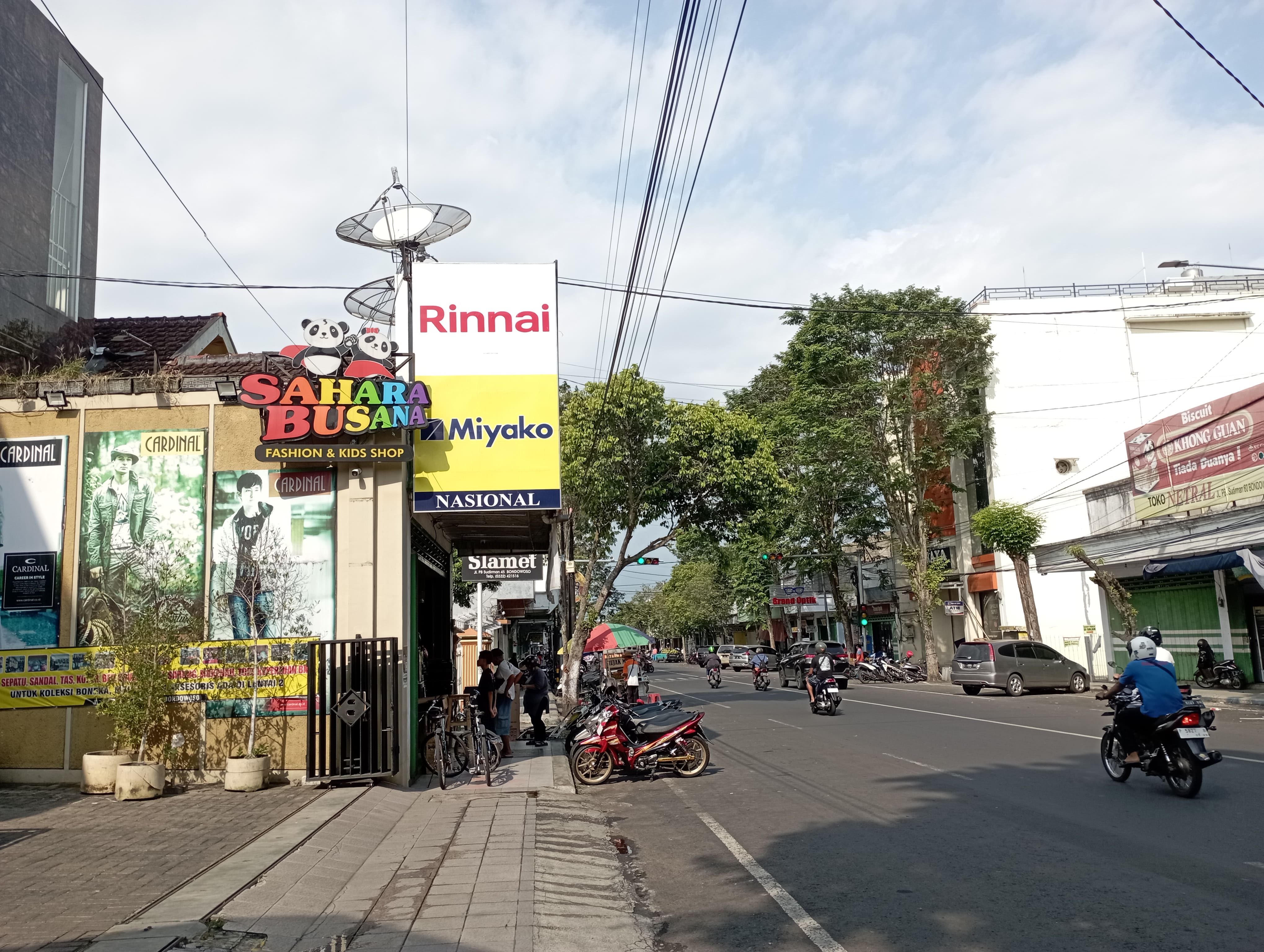 PUSAT EKONOMI: Geliat ekonomi di kawasan Pecinan, Bondowoso. Kota Tape tengah menggencarkan pembukaan investasi.