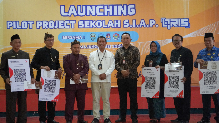 KOMPAK: Kepala Kantor Perwakilan Bank Indonesia (KPwBI) Jember Gunawan (tengah) bersama Kasi SMA Cabdin Jatim wilayah Jember &ndash; Lumajang (tiga dari kiri), Kepala SMAN 1 Lumajang, SMAN 2 Lumajang, SMAN