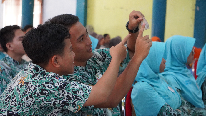ASYIK: Siswa SMAN 2 Lumajang mengecek keaslian uang rupiah.