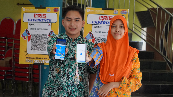 BANGGA: Siswa di Lumajang mencoba pembayaran non tunai QRIS, dalam launching Pilot Project Sekolah SIAP QRIS di Aula SMAN 2 Lumajang, kemarin (2/5).