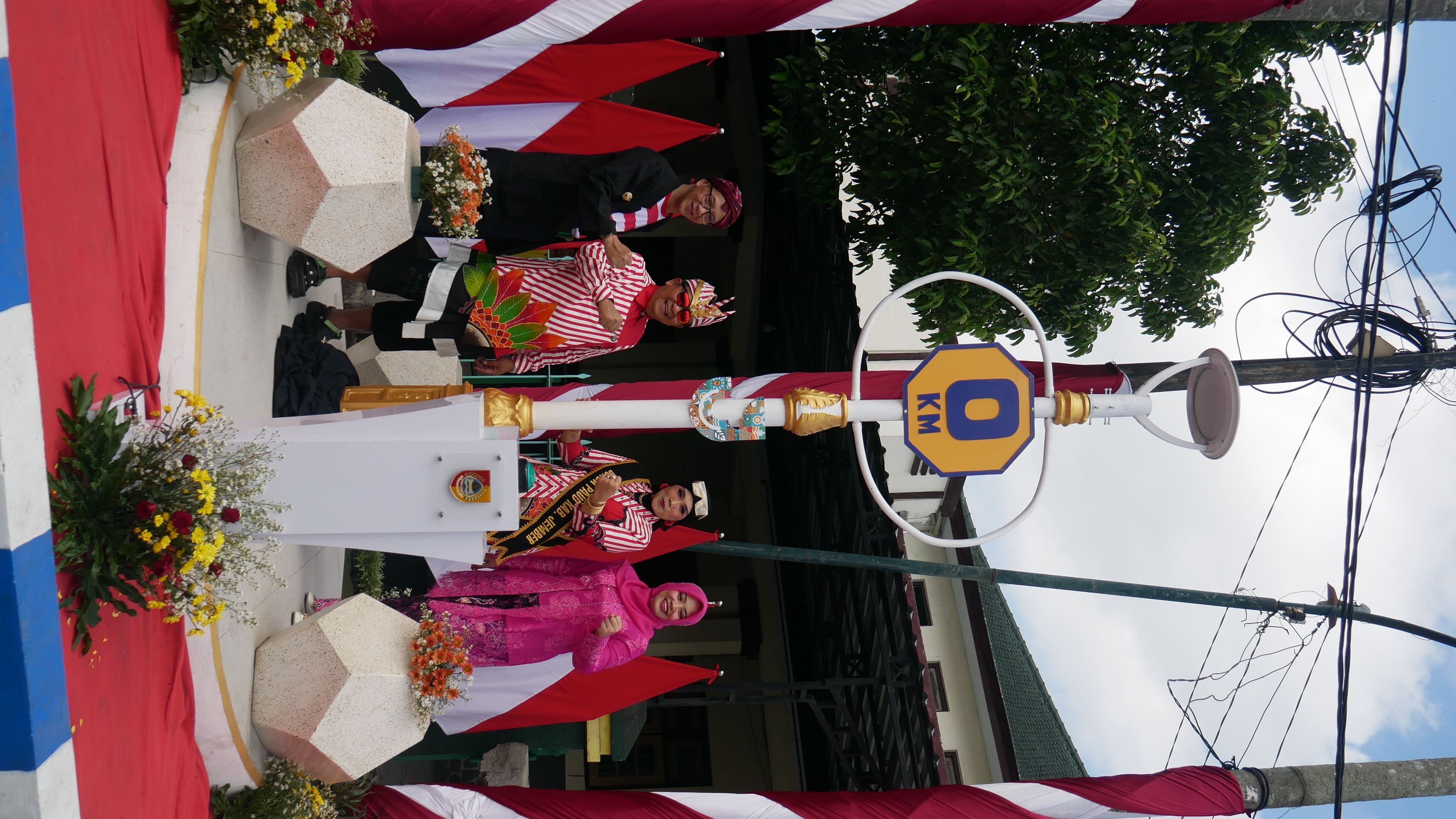 PERESMIAN: Bupati Jember Hendy Siswanto bersama Wabup Jember MB Firjaun Barlaman meresmikan tugu nol kilometer, yang berada di depan Masjid Jami lama Alun-Alun Jember, Kamis (2/5).