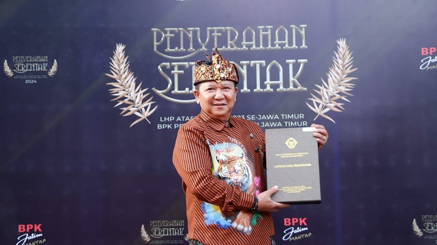 MEMBANGGAKAN: Bupati Jember Hendy SIswanto menerima predikat WTP tahun 2023 dari kantor perwakilan BPK RI, di Sidoarjo, Kamis (2/5).