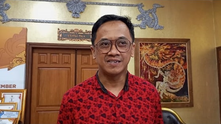 Kakak Megawati Hangestri Pertiwi, Bagus Kurniawan, saat diwawancarai awak media di Pendopo Bupati Jember. (DOK RADAR JEMBER)