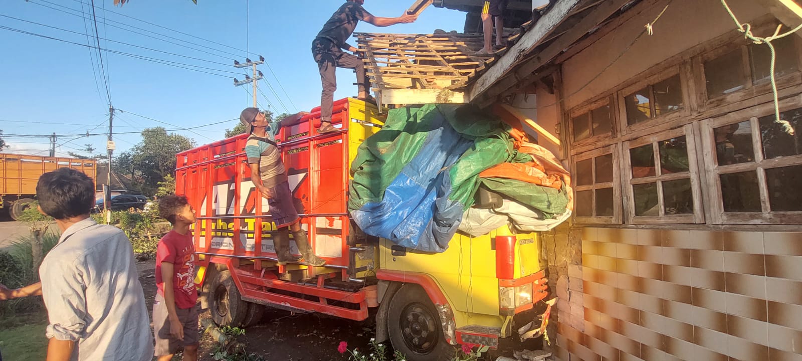 TABRAK RUMAH: Truk Mitsubishi N 9327 EF di sopiri Slamet, 35, warga Pasuruan menabrak rumah warga setelah tertabrak truk tangki bermuatan LPG. (Jumai/ radarjember)