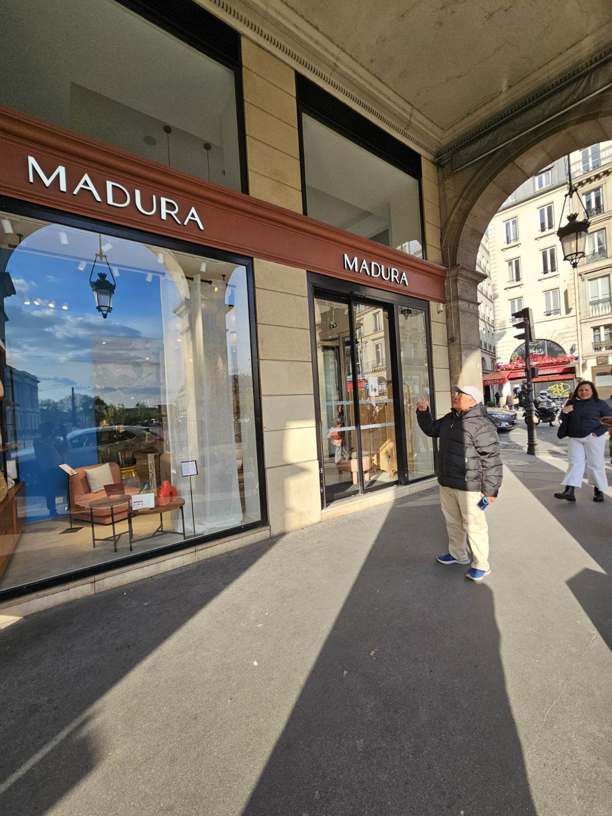 TERKENAL DI PARIS : Toko Madura di Rue de Rivoli no 156 Paris. Toko ini terletak di kawasan sangat strategis dekat museum De Louvre yang jadi jujugan wisatawan dari penjuru dunia.