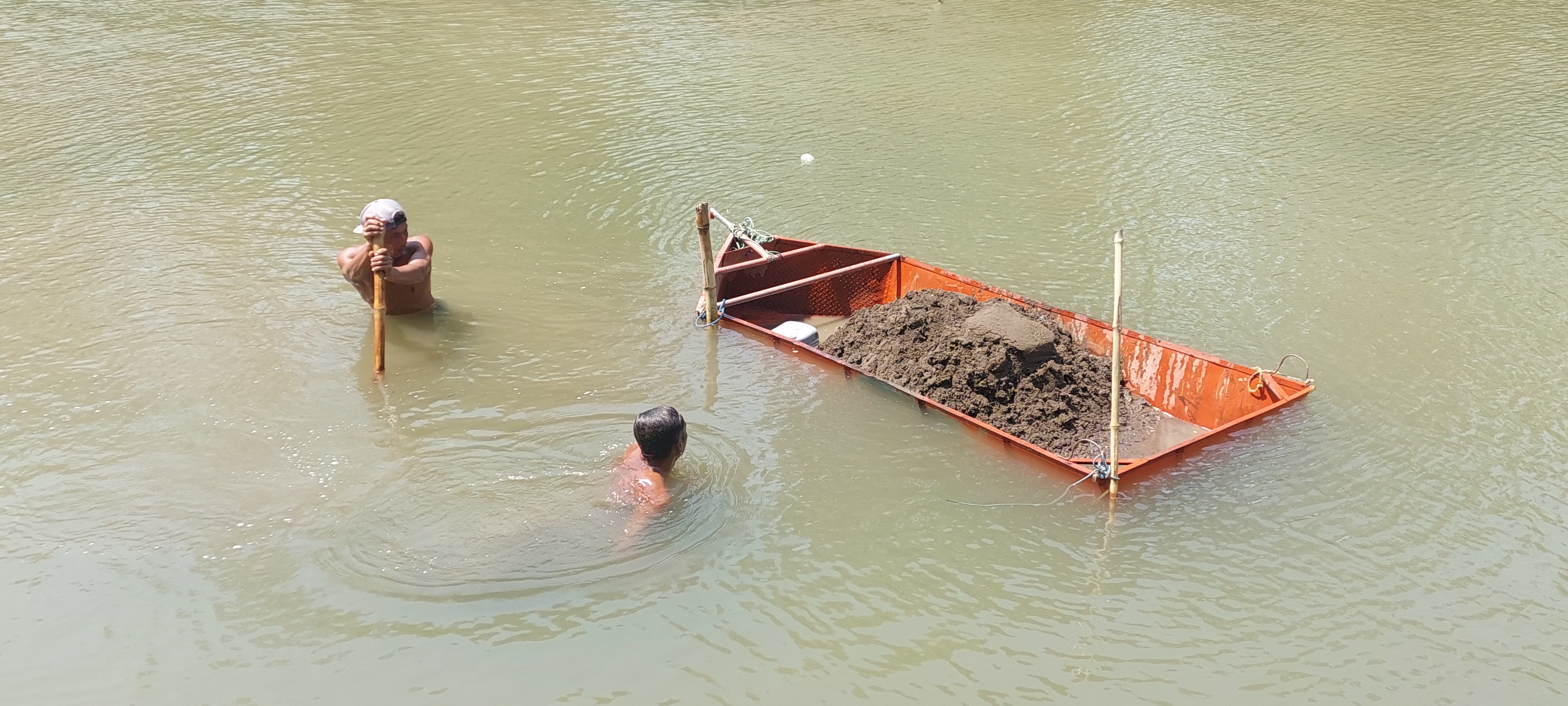 MASIH BERTAHAN: Penambang pasir di Sungai Kalimayang, Dusun Krajan, Desa Andongsari, Kecamatan Ambulu, yang masih bertahan.(JUMAI/RJ)