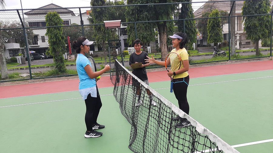 SEMANGAT: Petenis berlatih di lapangan Jember. Dalam waktu dekat, akan ada kompetisi bergengsi dari 27 negara di GOR PKPSO Kaliwates.