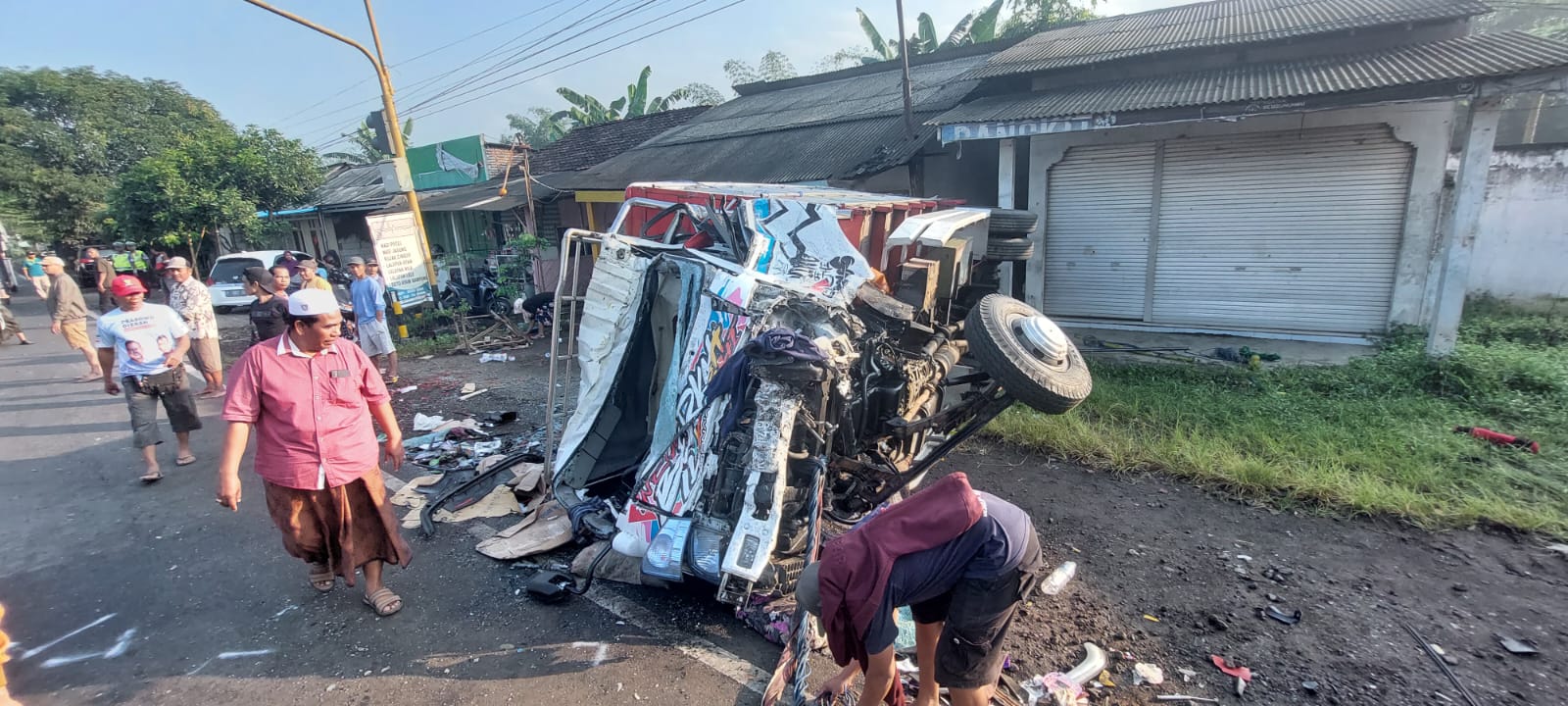 HANCUR: Kondisi Truk bernopol K 1495 KS rusak parah hingga terguling. Dalam kecelakaan tadi memakan dua korban jiwa. (JUMAI/RJ)