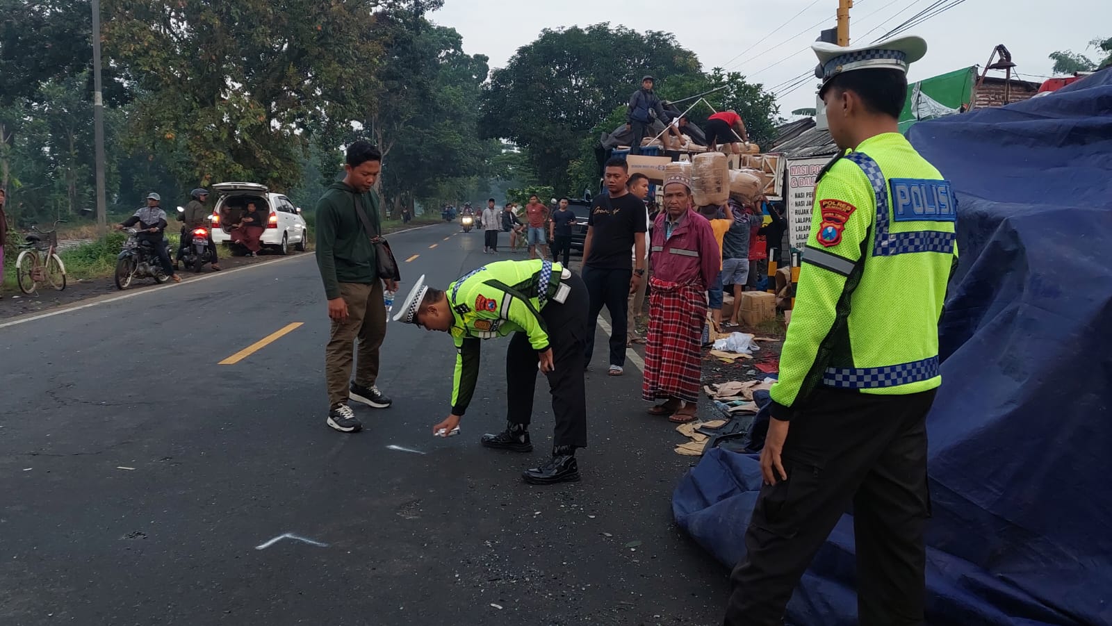 LANGSUNG CEK LAPANGAN: Pihak kepolisian langsung melakukan olah TKP dalam kecelakaan di Sumberbaru, Jember.&nbsp;(JUMAI/RJ)