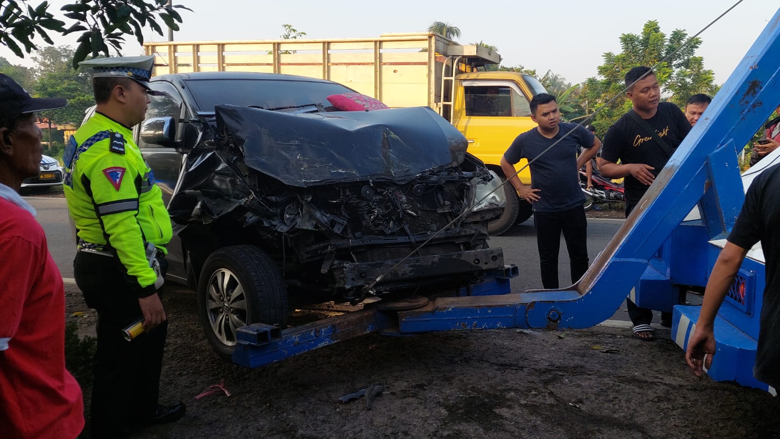 RUSAK PARAH: Mobil Innova yang disopiri Muhammad Syaiful Ulum dengan dua penumpang yakni Ketua Bawaslu Jember beserta staf mengalami rusak parah dibagian depan dan bodi sebelah kiri. (Jumai/ RJ)