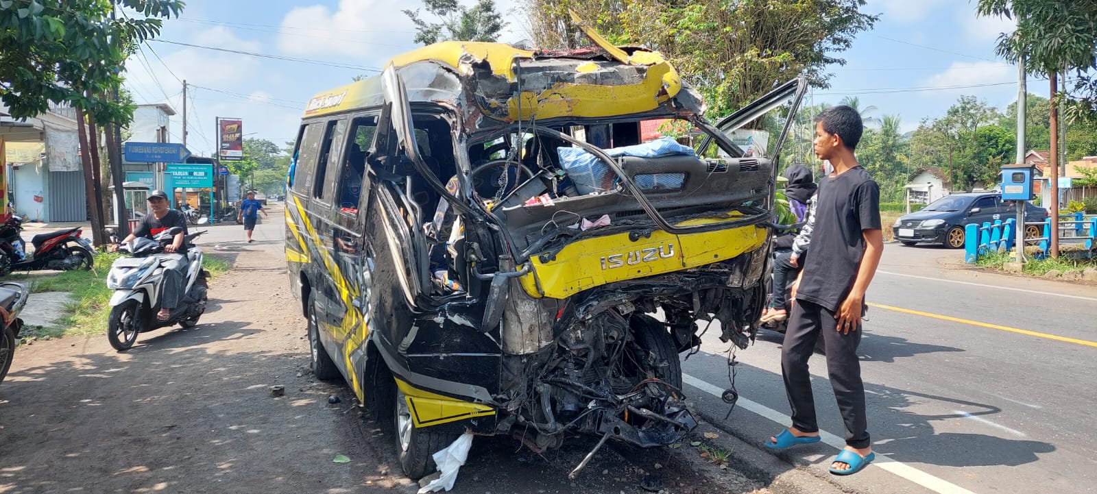 HANCUR: Isuzu Elf P 7322 Q yang disooiri Imron Rosidi, 51, warga Banyuwangi mengalami rusak parah setelah terjadi adu bantengan dengan truk pengangkut cabai. (JUMAI/RJ)