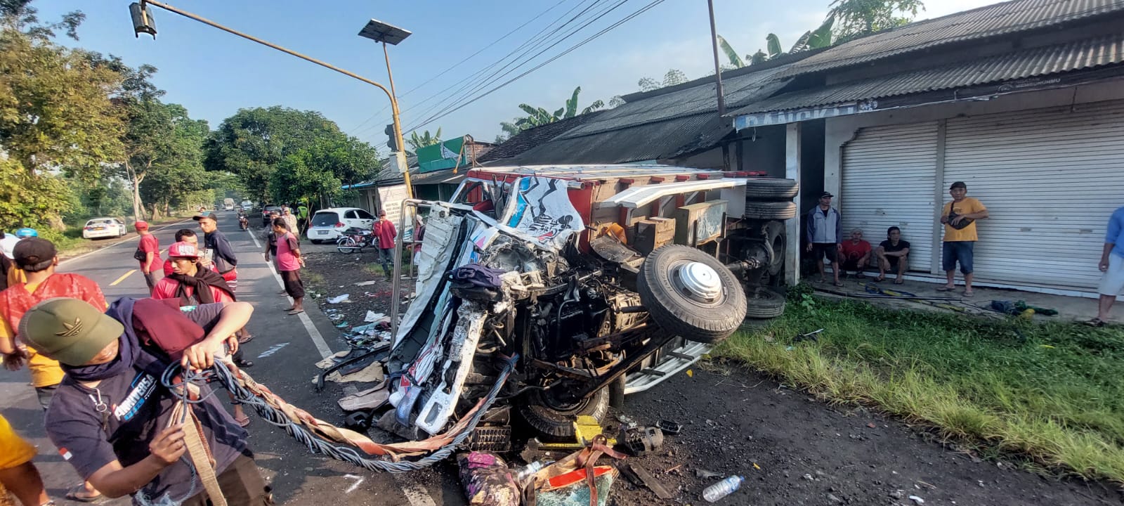 HINGGA TERGULING: Truk muatan Lombok, K 1495 KS yang disopiri Arofik, 42 setelah menabrak pejalan kaki masih membentur Iusuzu dan totoya Kijang Innova dan akhirnya terguling. (JUMAI/RJ)
