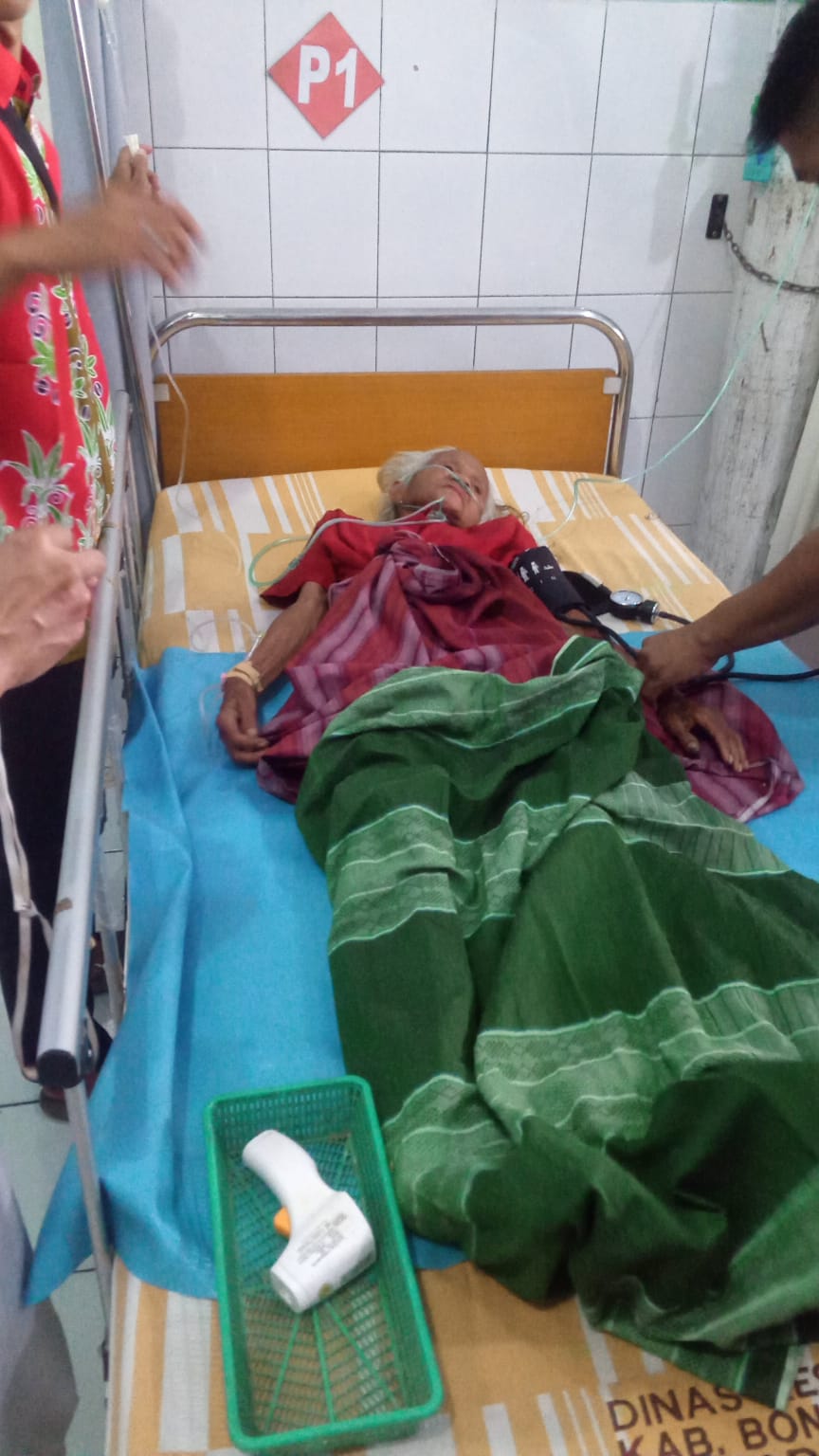 KEAJAIBAN: Nenek Juti, warga Dusun Loji, Desa Walidono, Kecamatan Prajekan, ditemukan dalam kondisi lemas di hutan. Setelah itu, Nenek Juti dirawat di puskesmas terdekat (8/5).