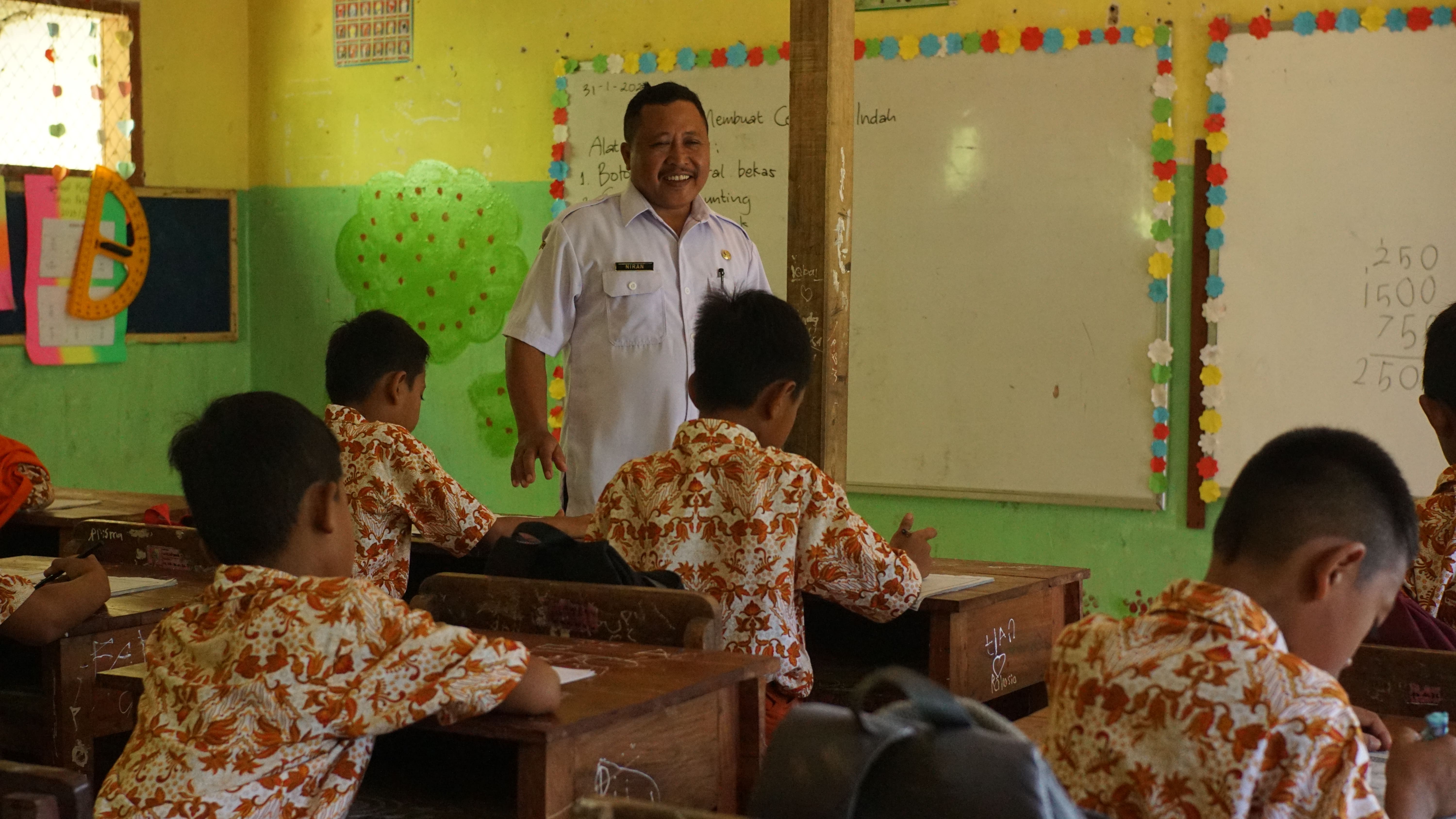 PAKAI BATIK: Sejumlah siswa SD mengikuti KBM di sekolah.(YULIO/RJ)