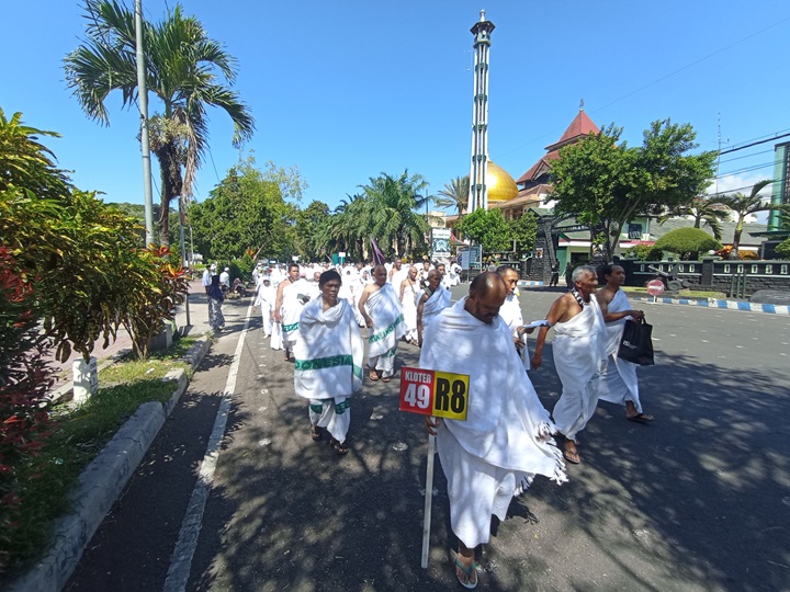 LATIHAN: CJH Bondowoso saat melaksanakan manasik haji terakhir di depan Masjid Agung At-Taqwa Bondowoso, beberapa waktu lalu. (HILMI/RJ)